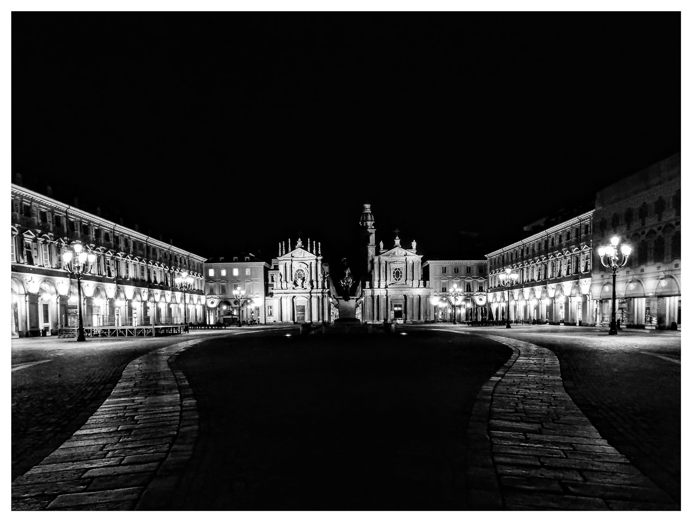 Una Piazza San Carlo deserta dopo la pioggia