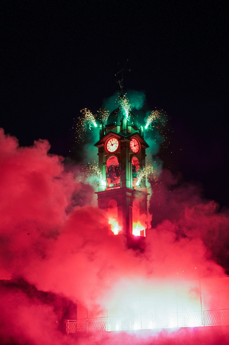 Il campanile in fiamme