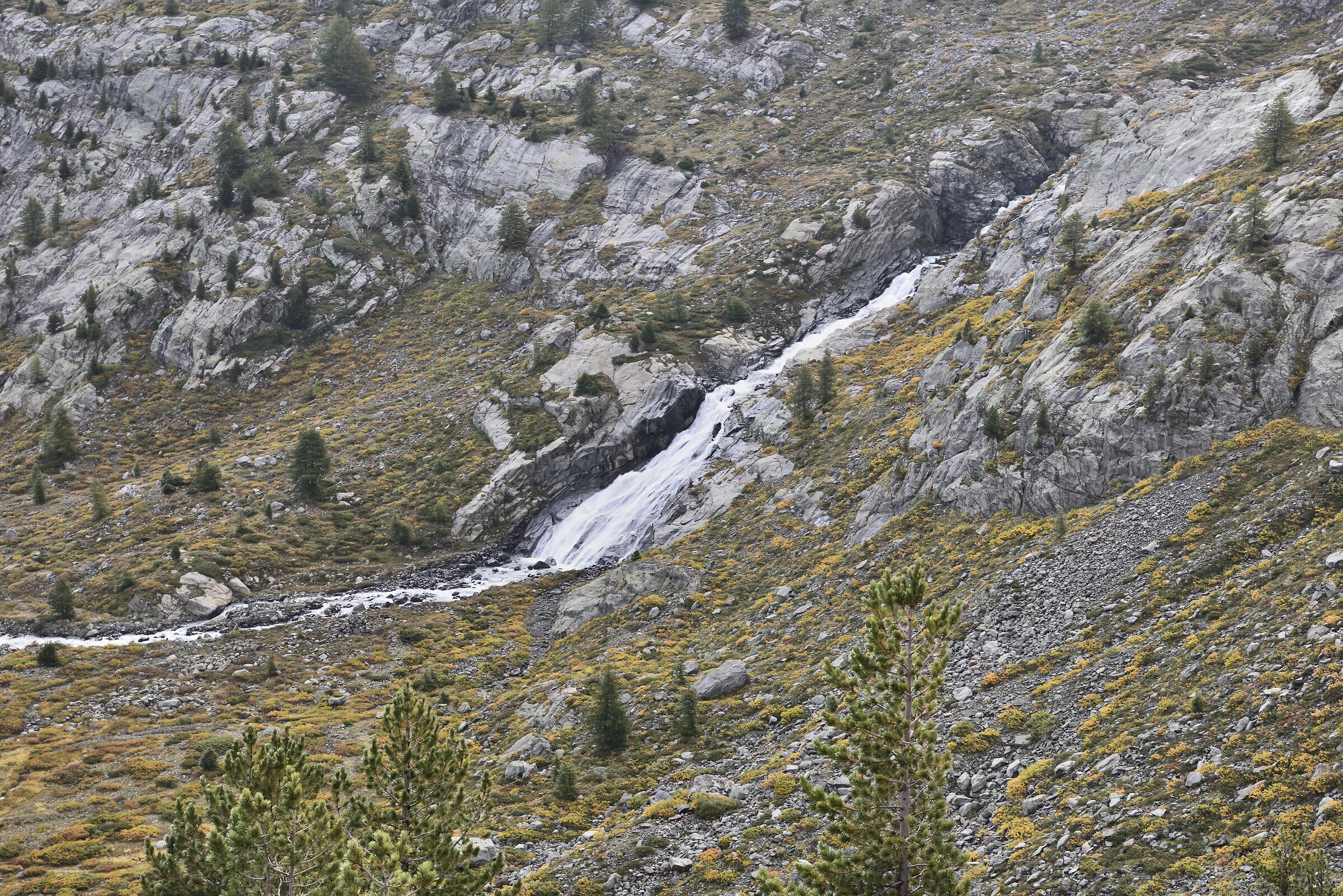 the waterfall that descends from the Ruitor Glacier