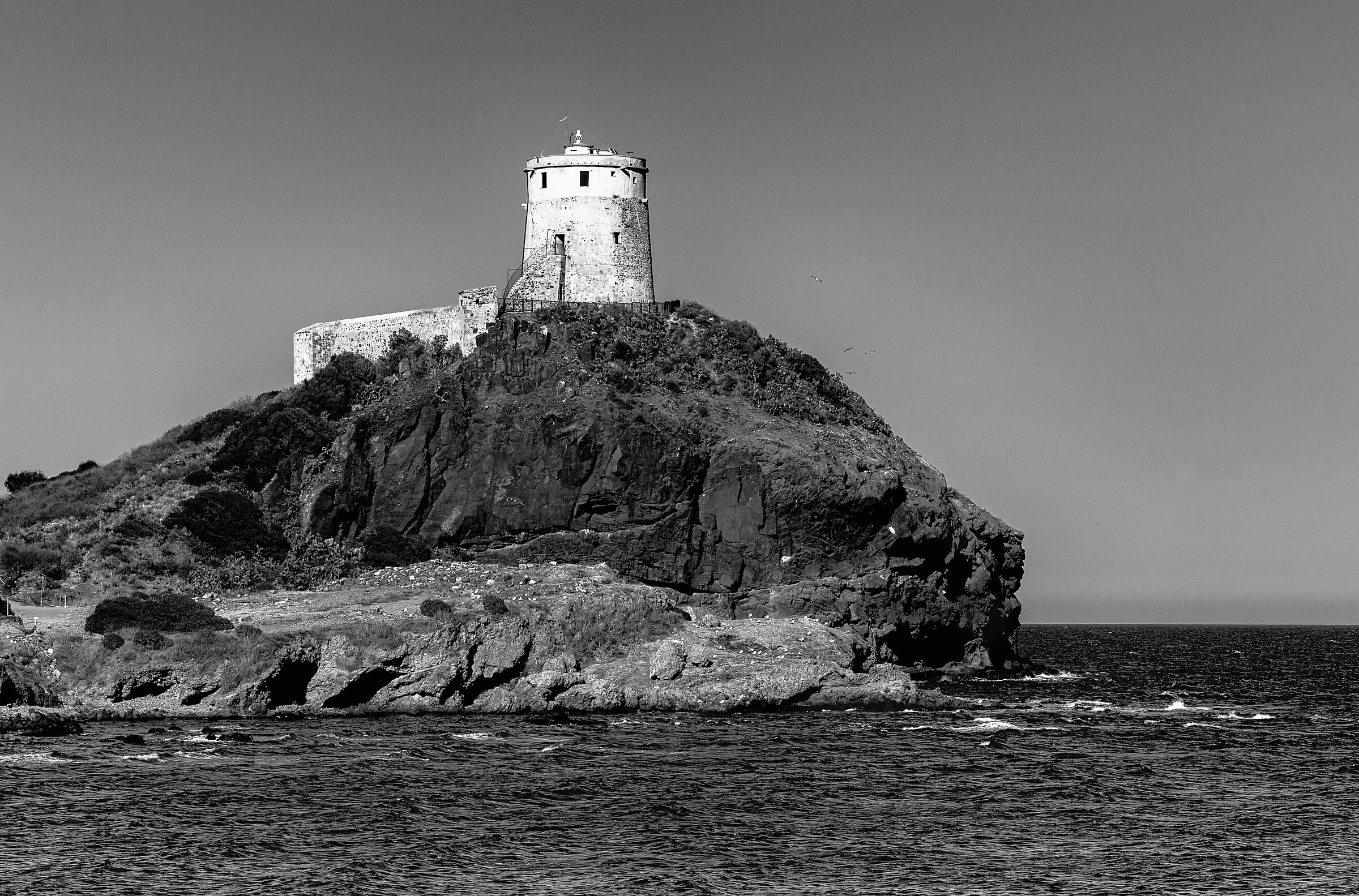 Faro su roccia - B/N - Sardegna