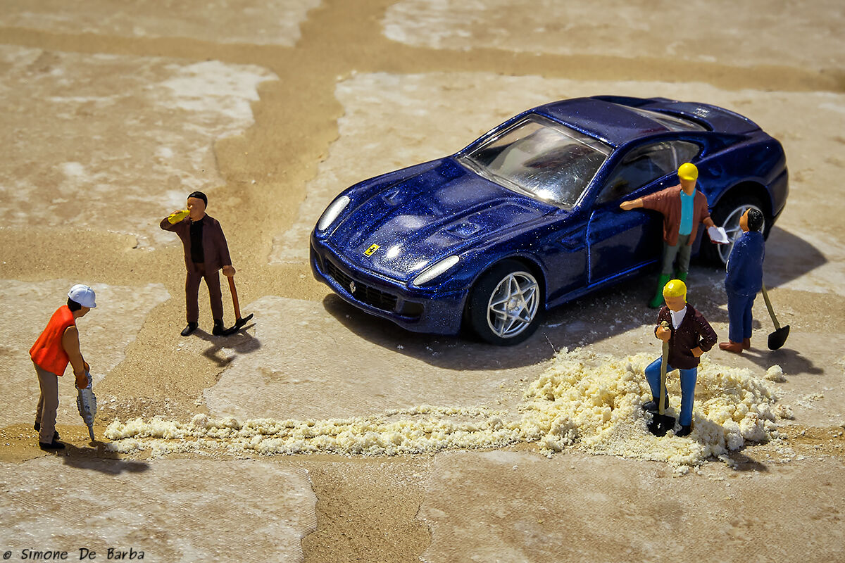 E sul cantiere pure il boss col Ferrari. State a casa!