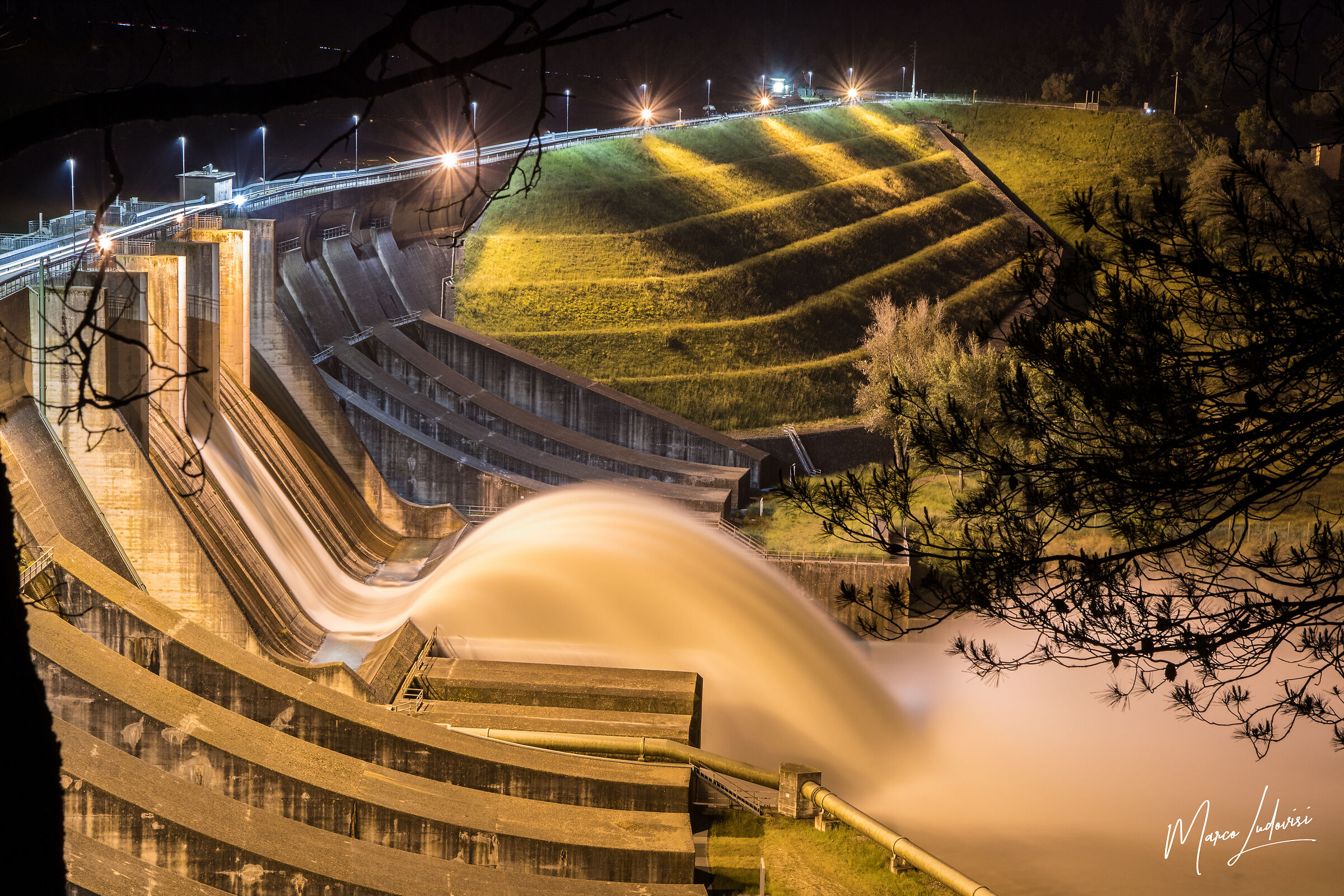 Diga di Corbara in notturna