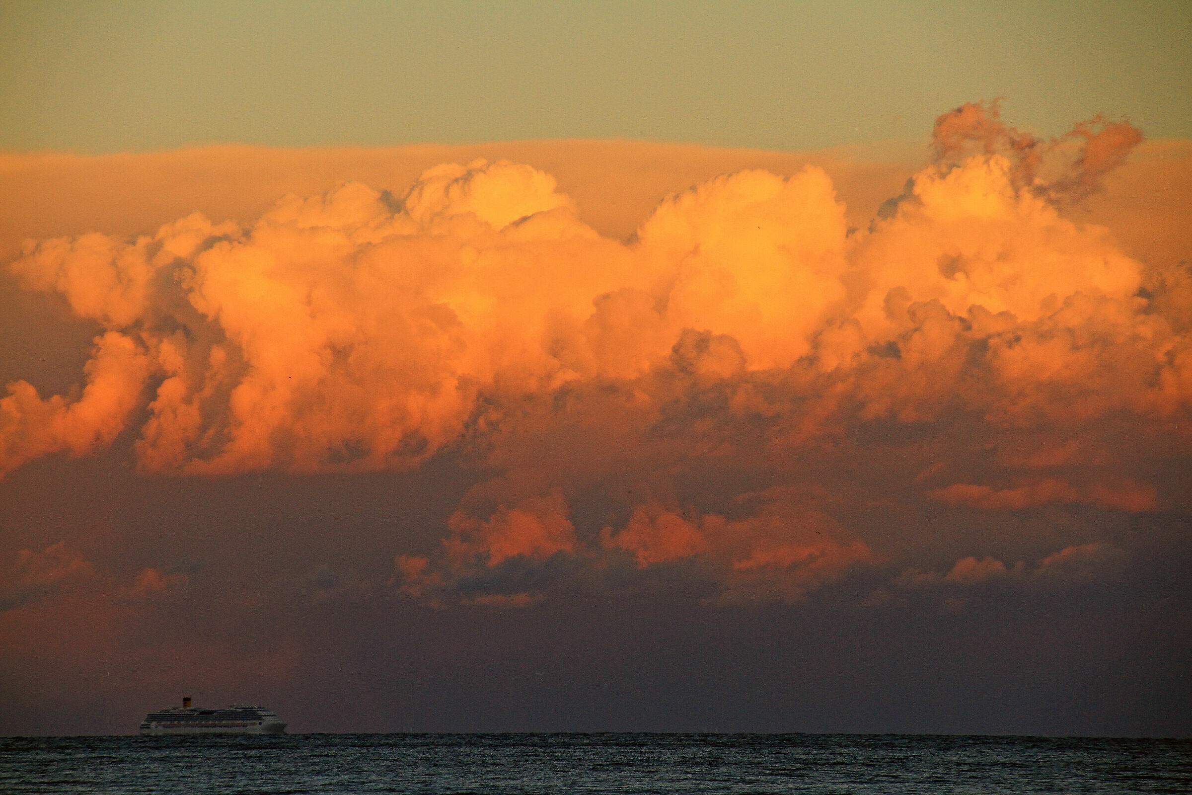 Muraglia di nuvole sul mare al tramonto