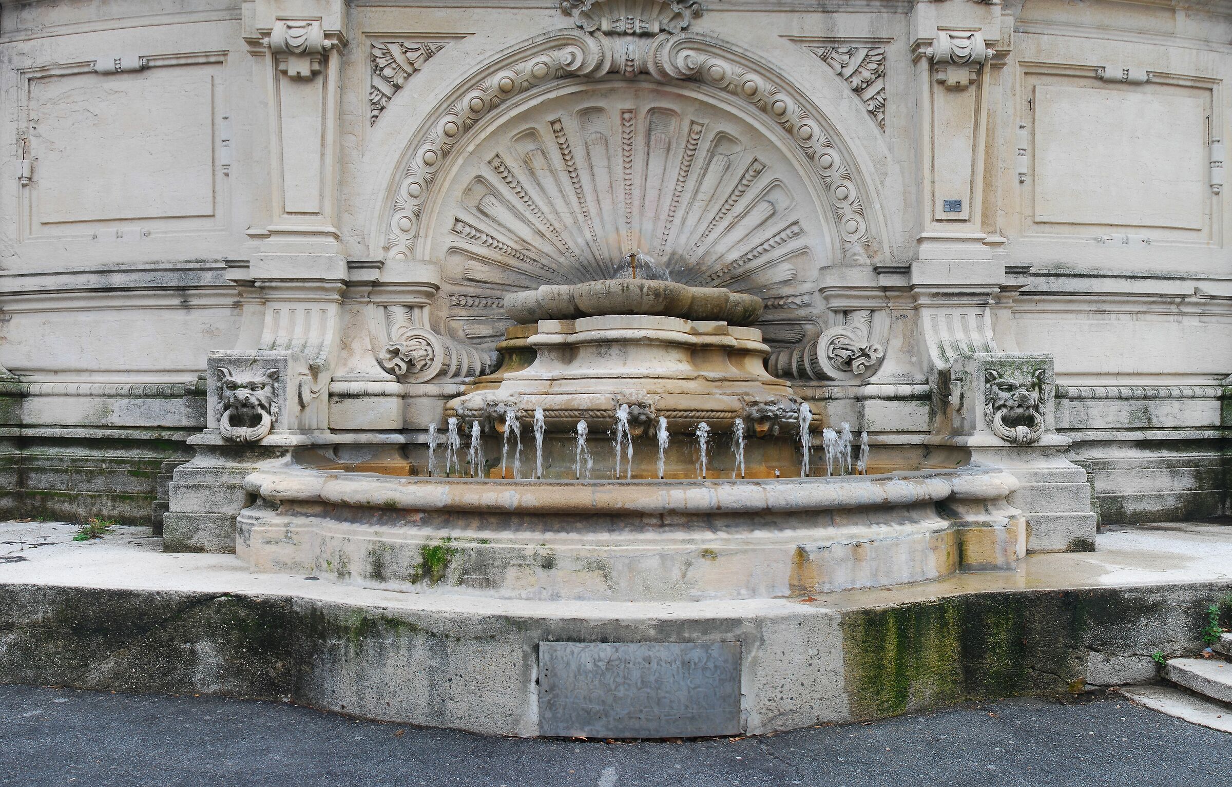 Genoa, Tommaseo Square