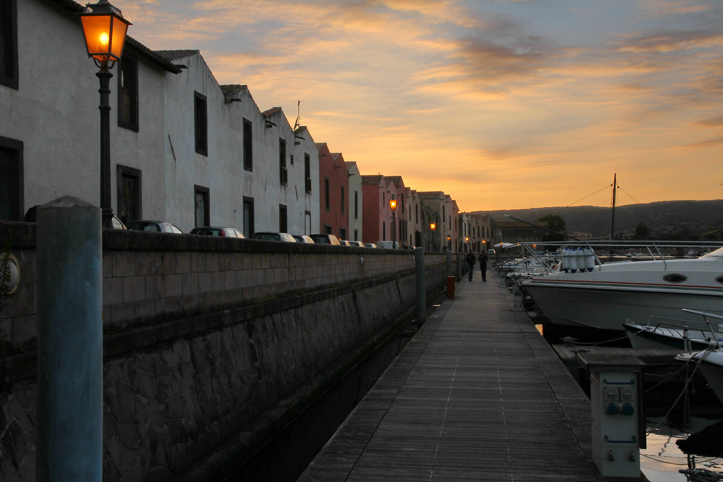 Passeggiata sul lungofiume a Bosa