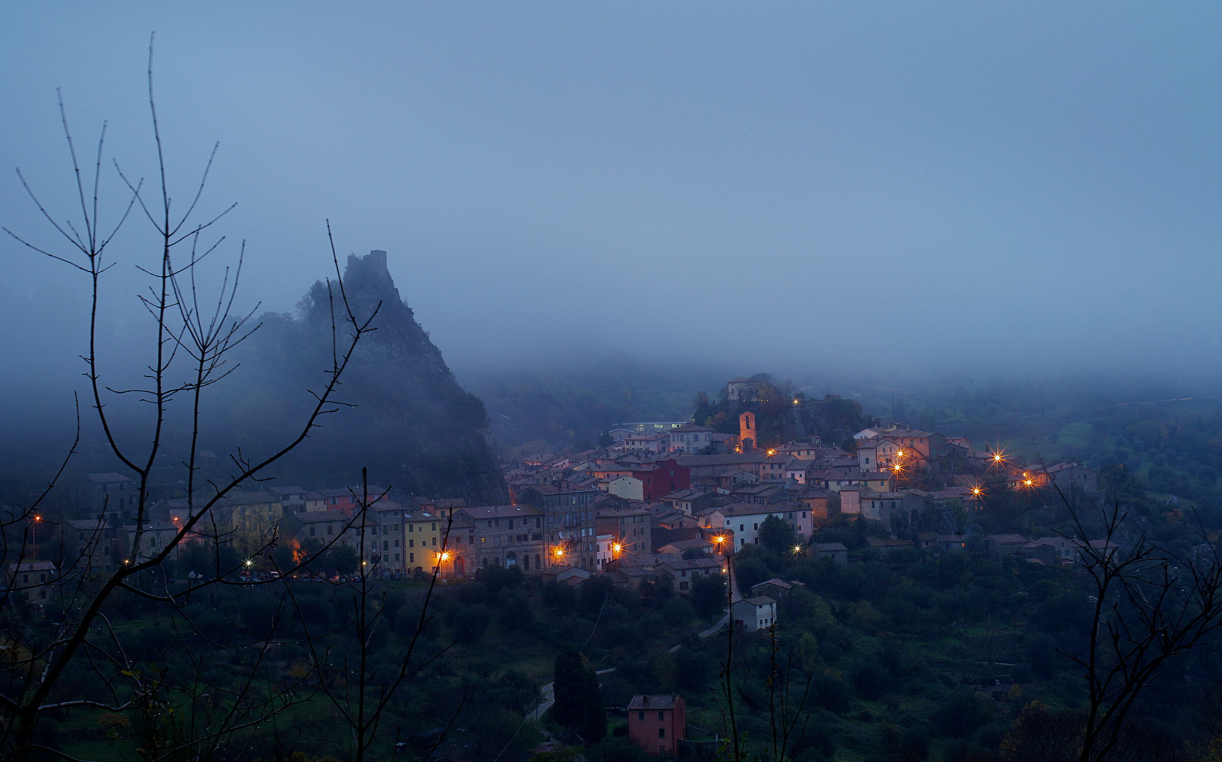 Roccalbegna nella nebbia