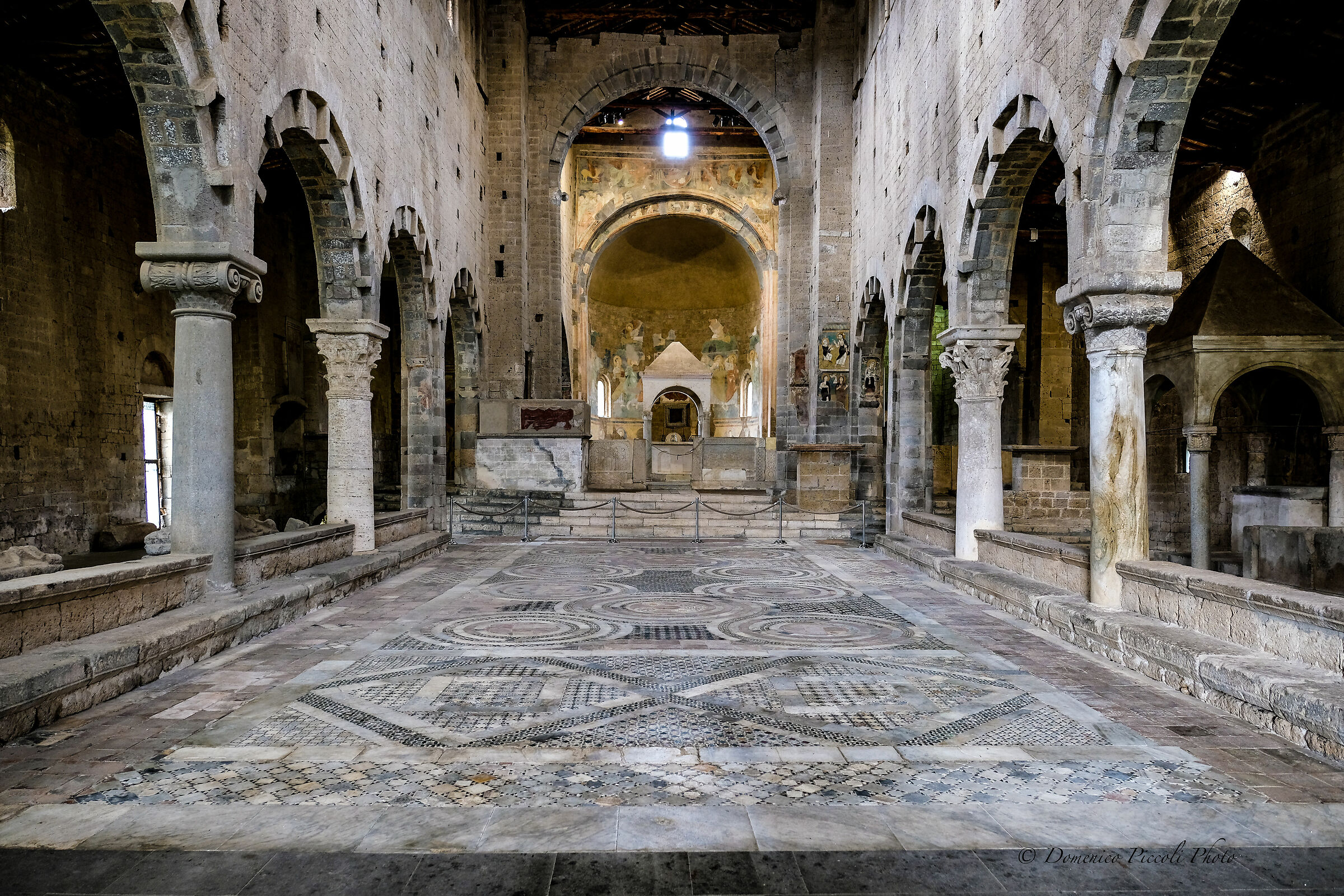 interno Basilica di S.Pietro -Tuscania