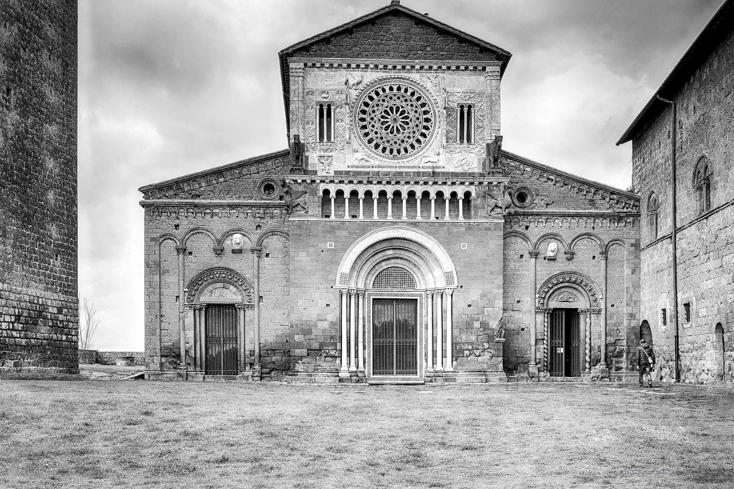 Tuscania Basilica di S.Pietro esterno B&n