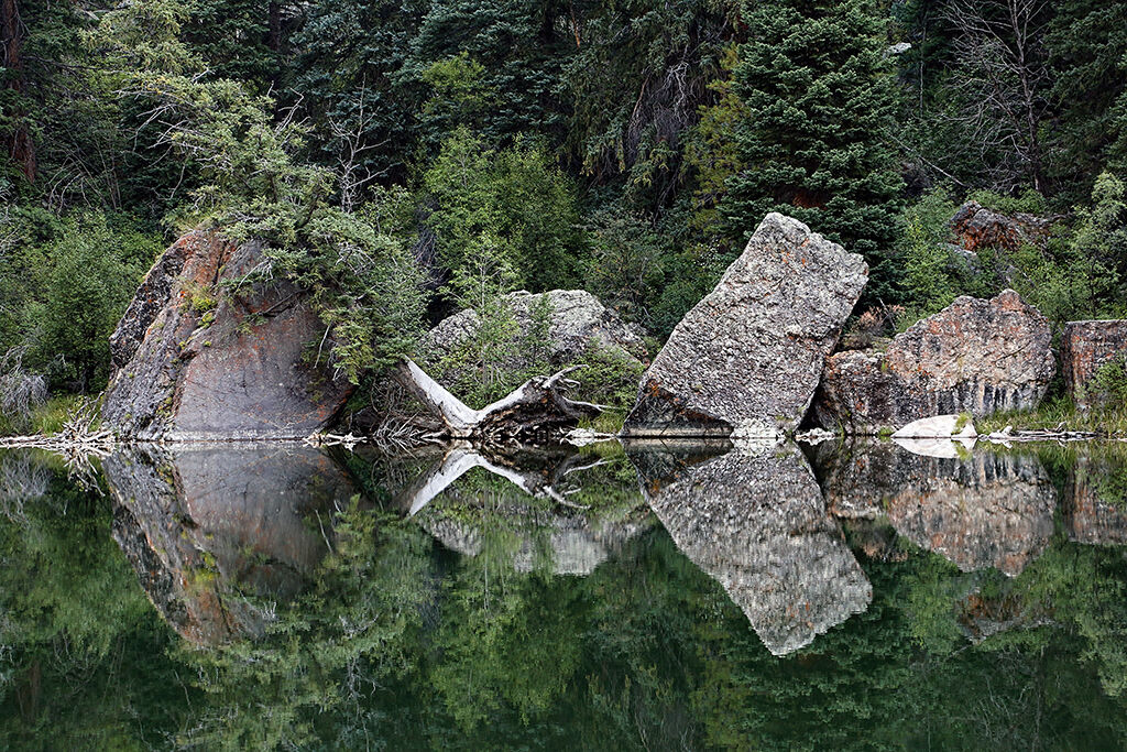 Caleidoscopio in lago montano