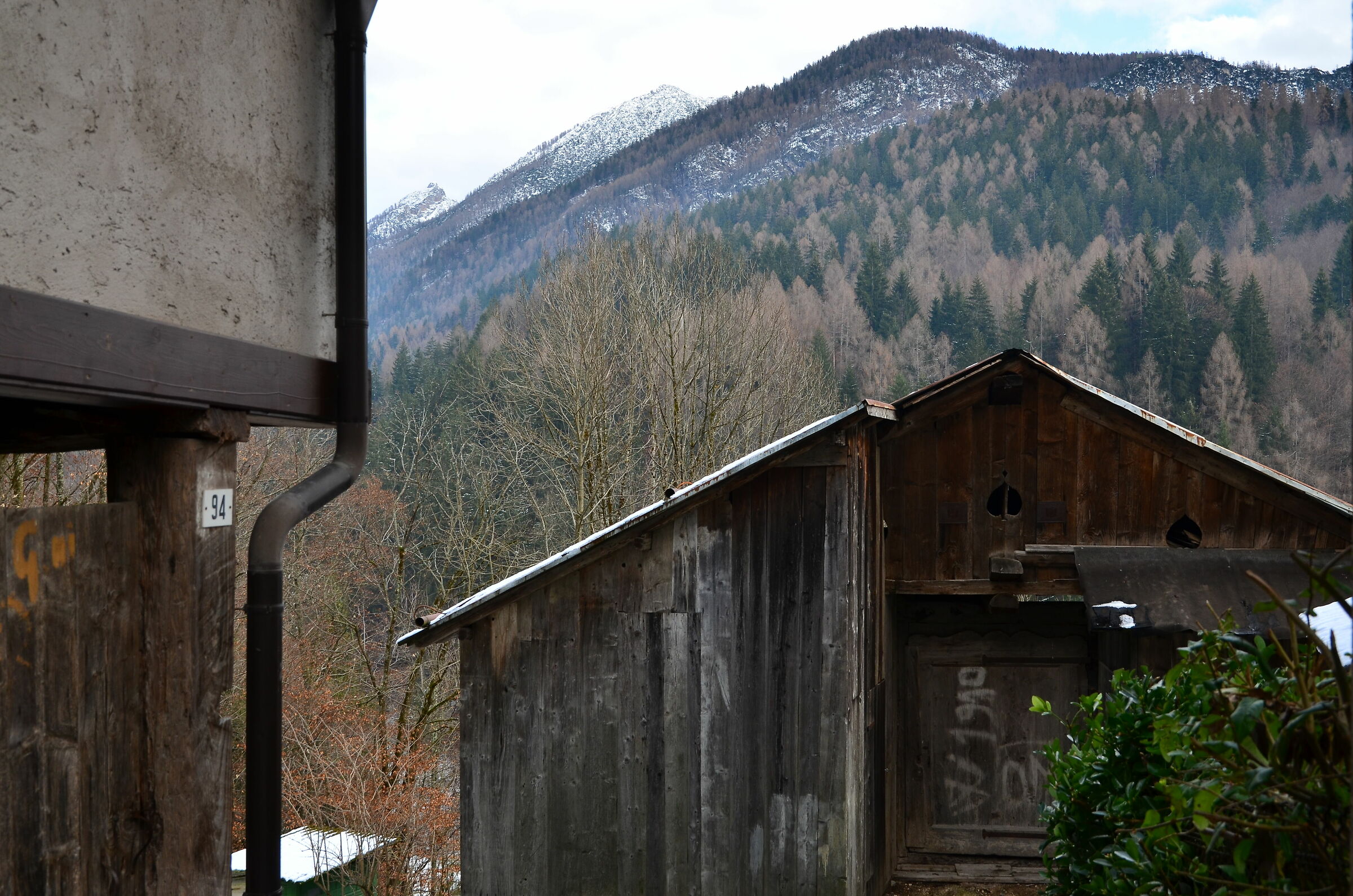 Antico borgo, legno cuore fatica sotto boschi e cime
