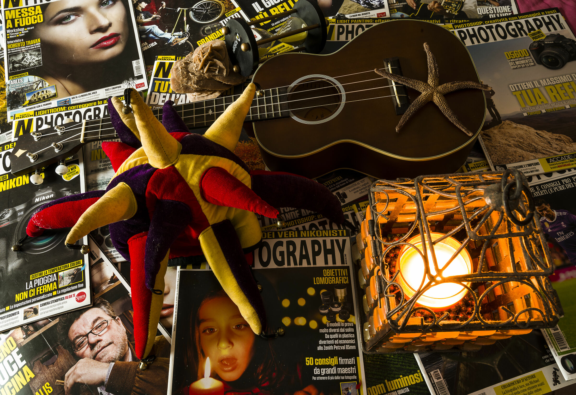 Un ukulele incontra il cappello di un Joker