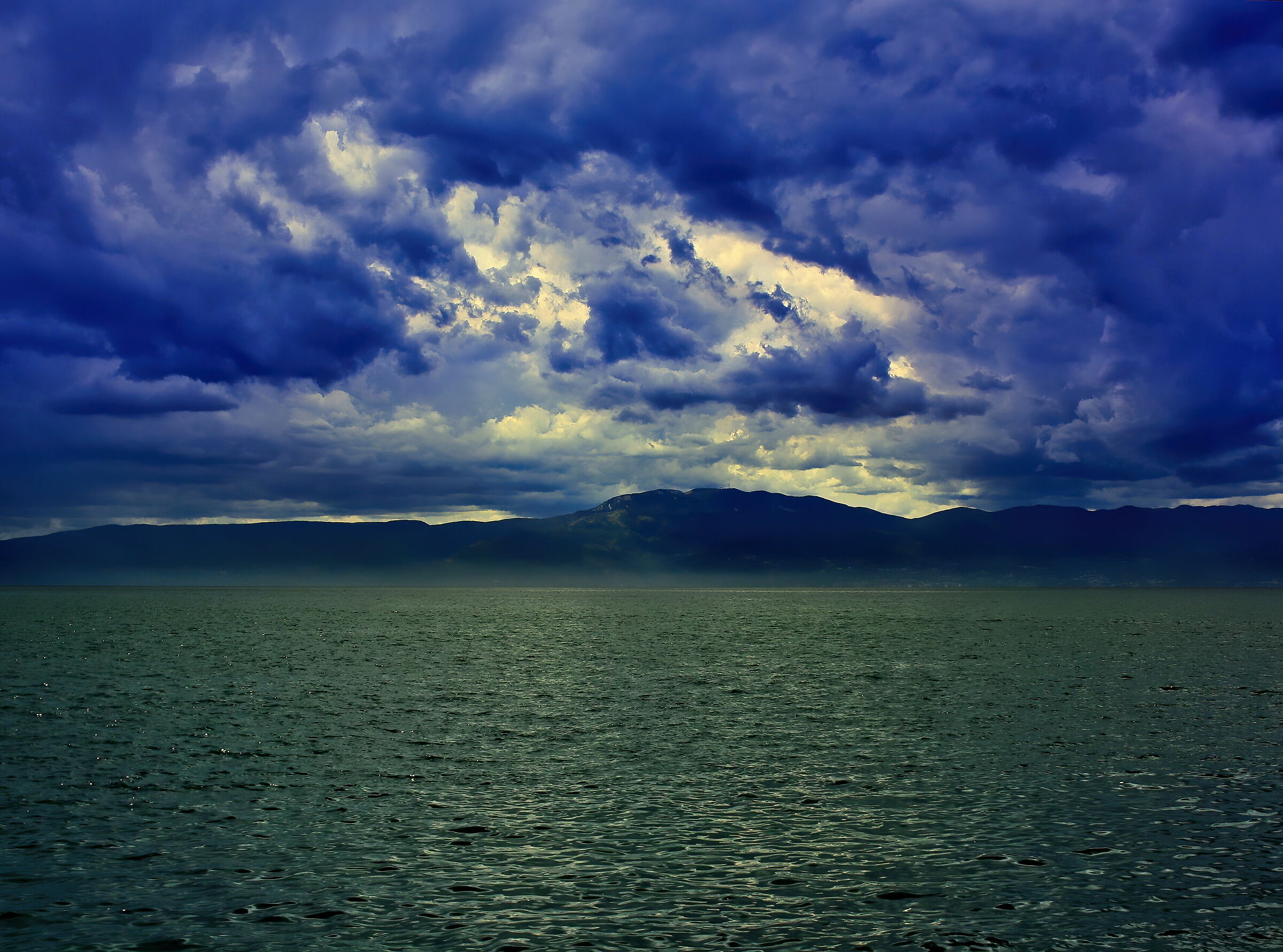 Isola tra le nuvole tempestose