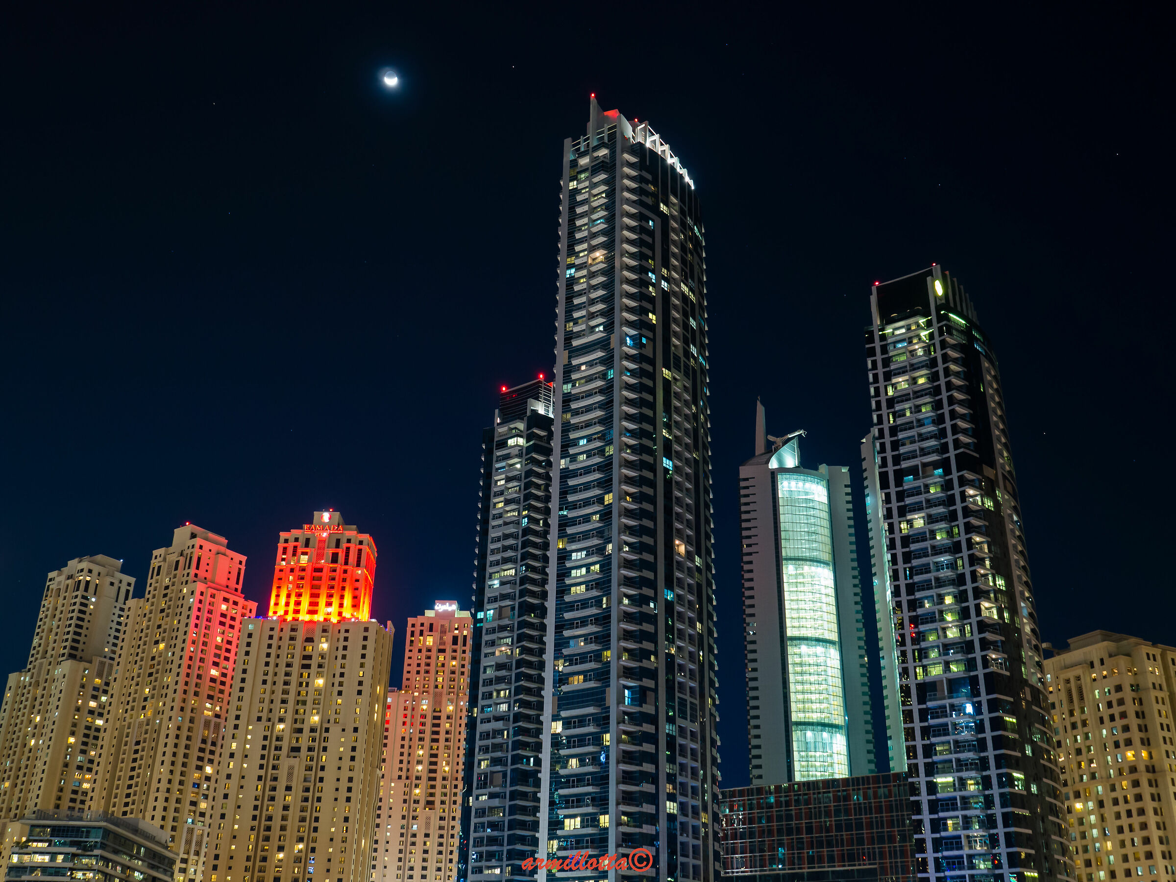 spunta la luna a Dubai Marina