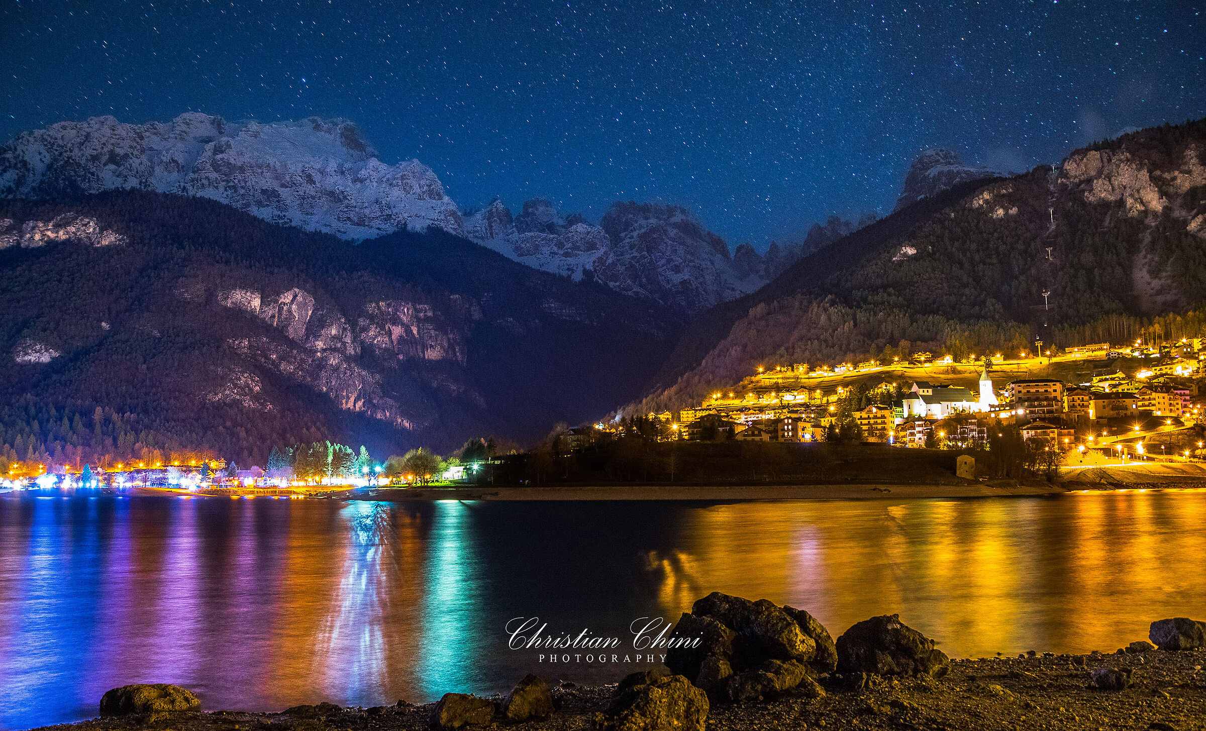 Notte in riva al lago