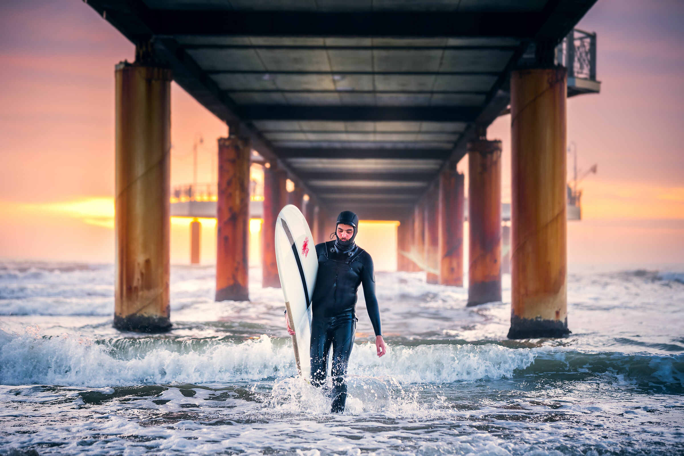 Surfista che ha terminato gli allenamenti