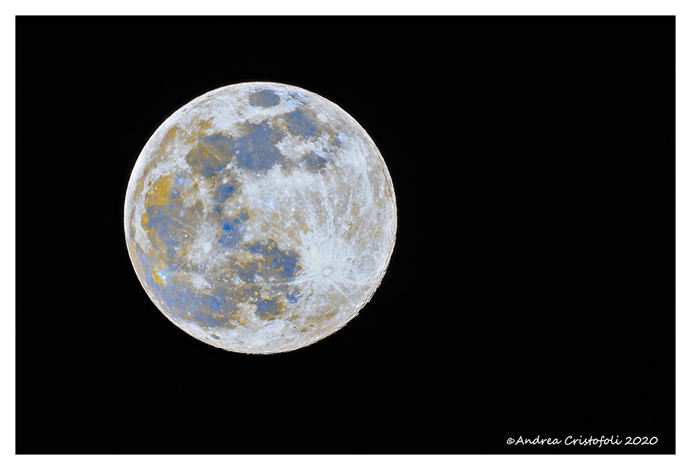 The colors of the Moon