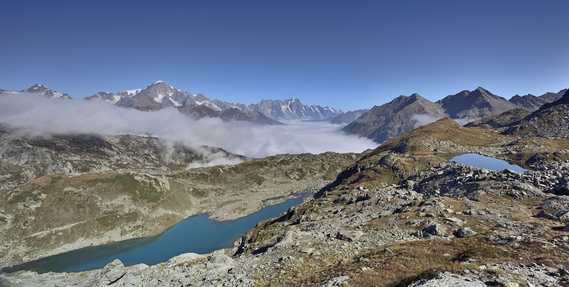 ci troviamo a circa 2450m appena sopra i 2 laghetti