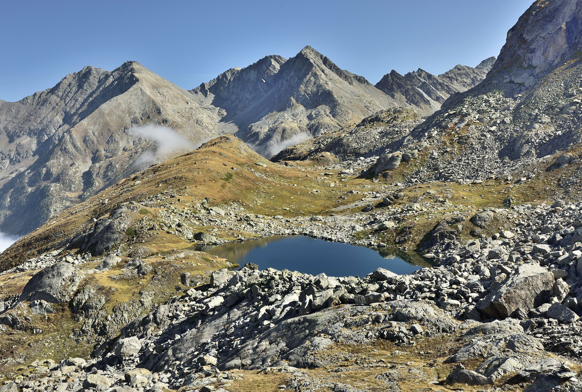 ci troviamo a circa 2450m appena sopra i 2 laghetti