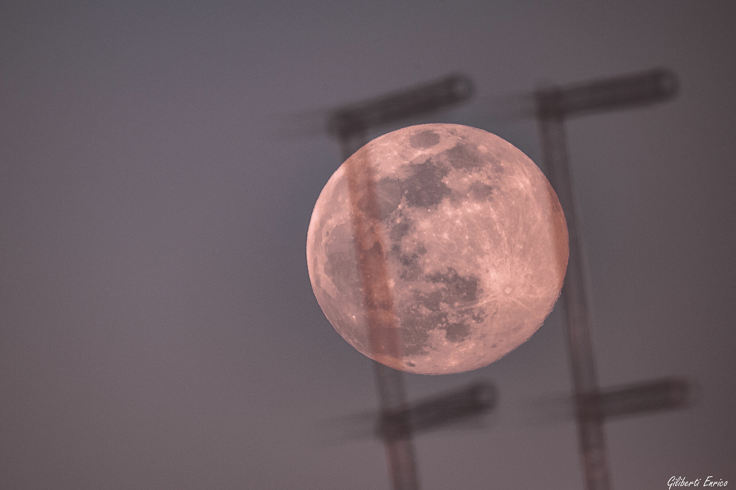 Sorgere della luna tra le antenne