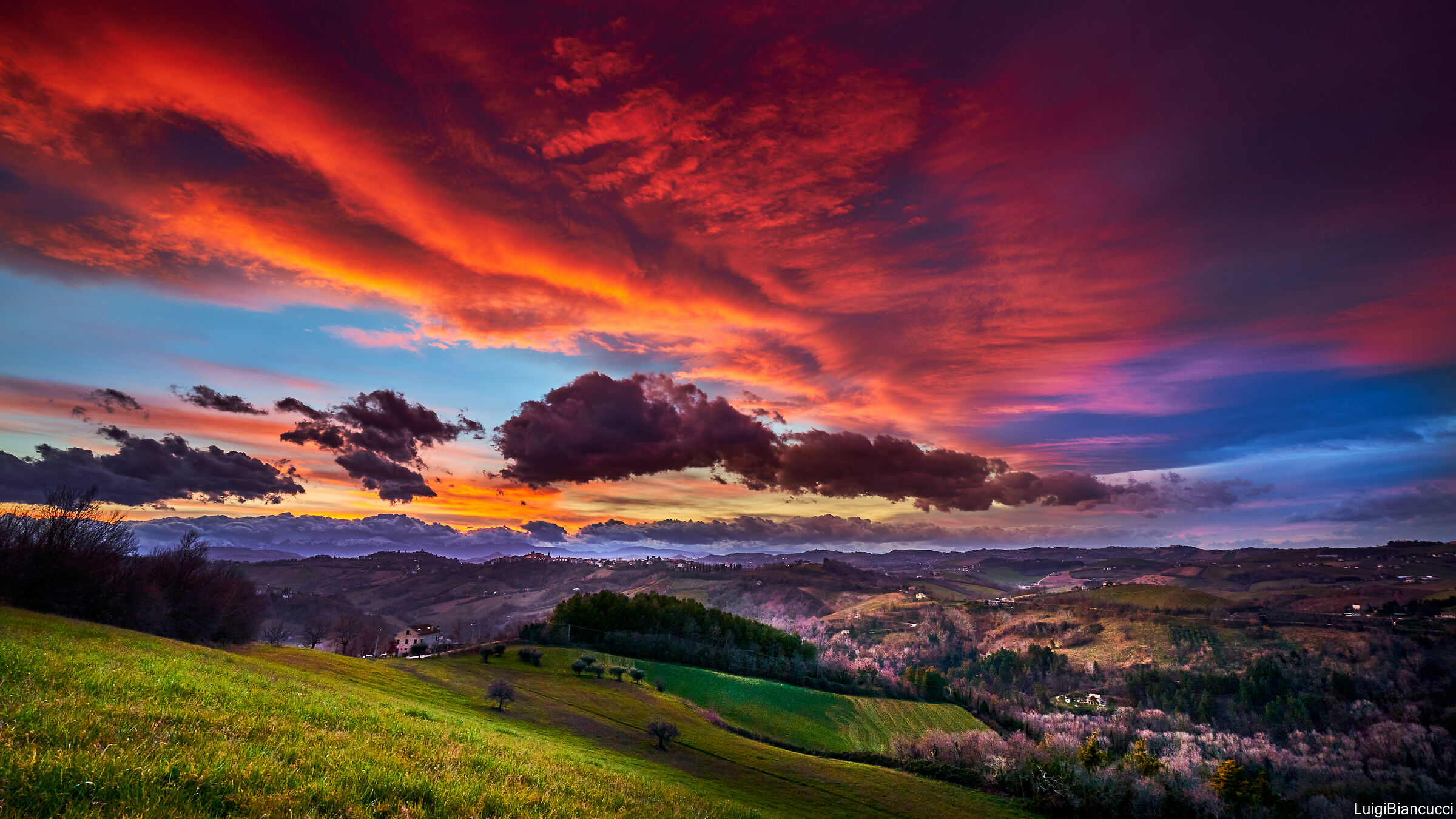 Tramonto drammatico nelle campagne Marchigiane