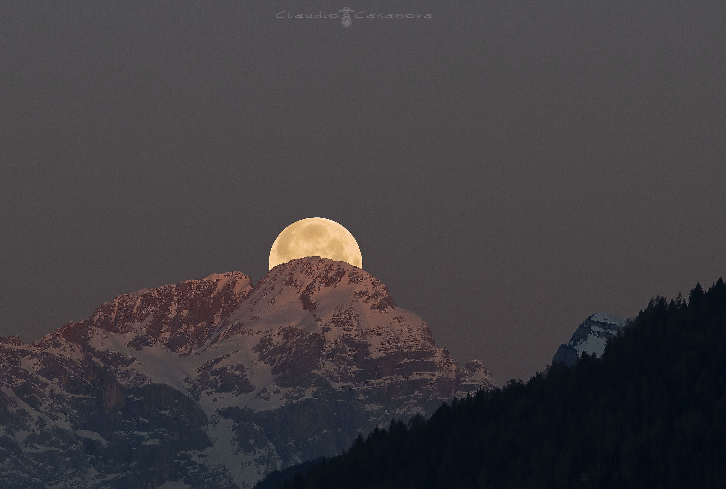 La super luna tramonta dietro il Monte Civetta