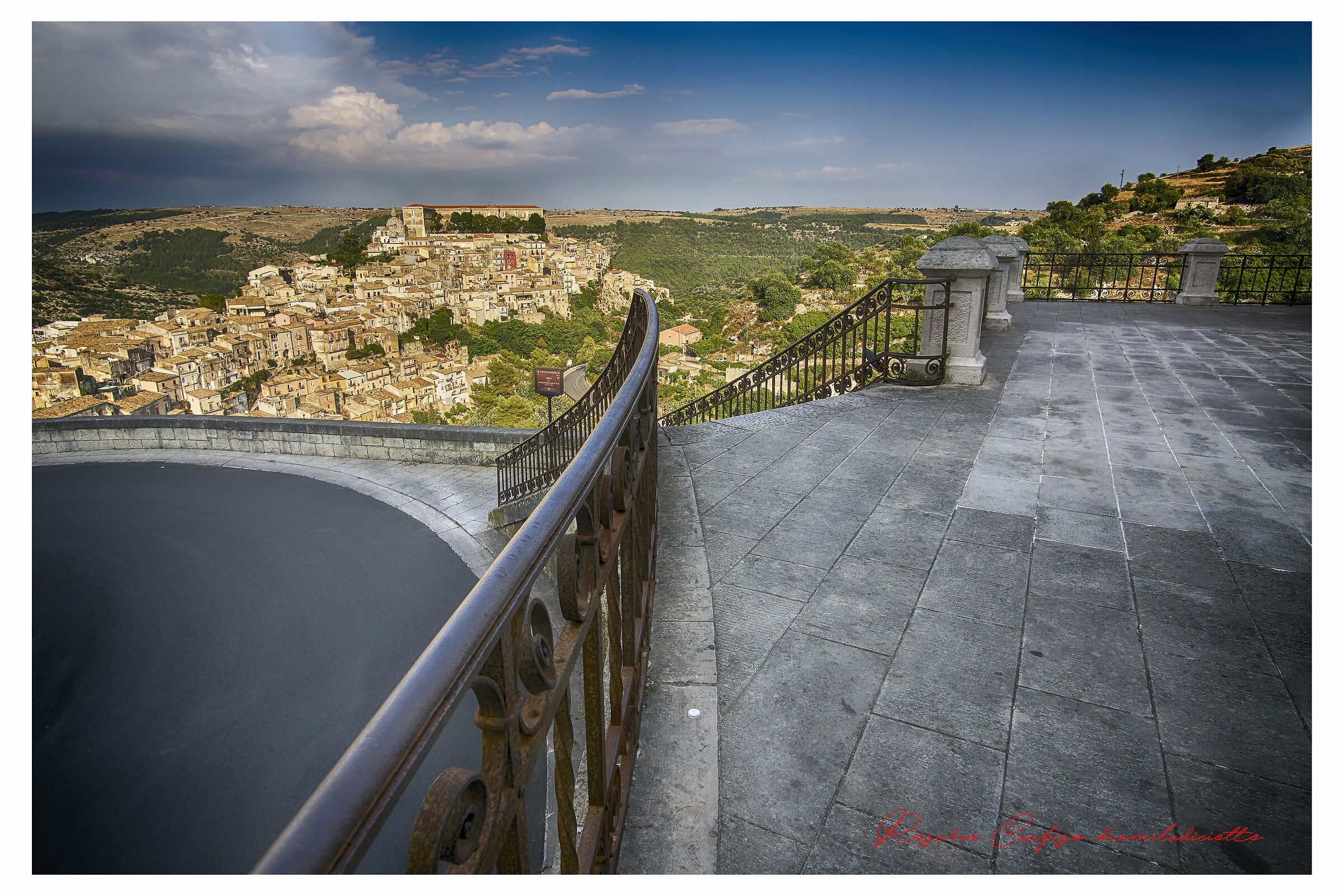 Irta era la strada ad illuminare l'immenso.....