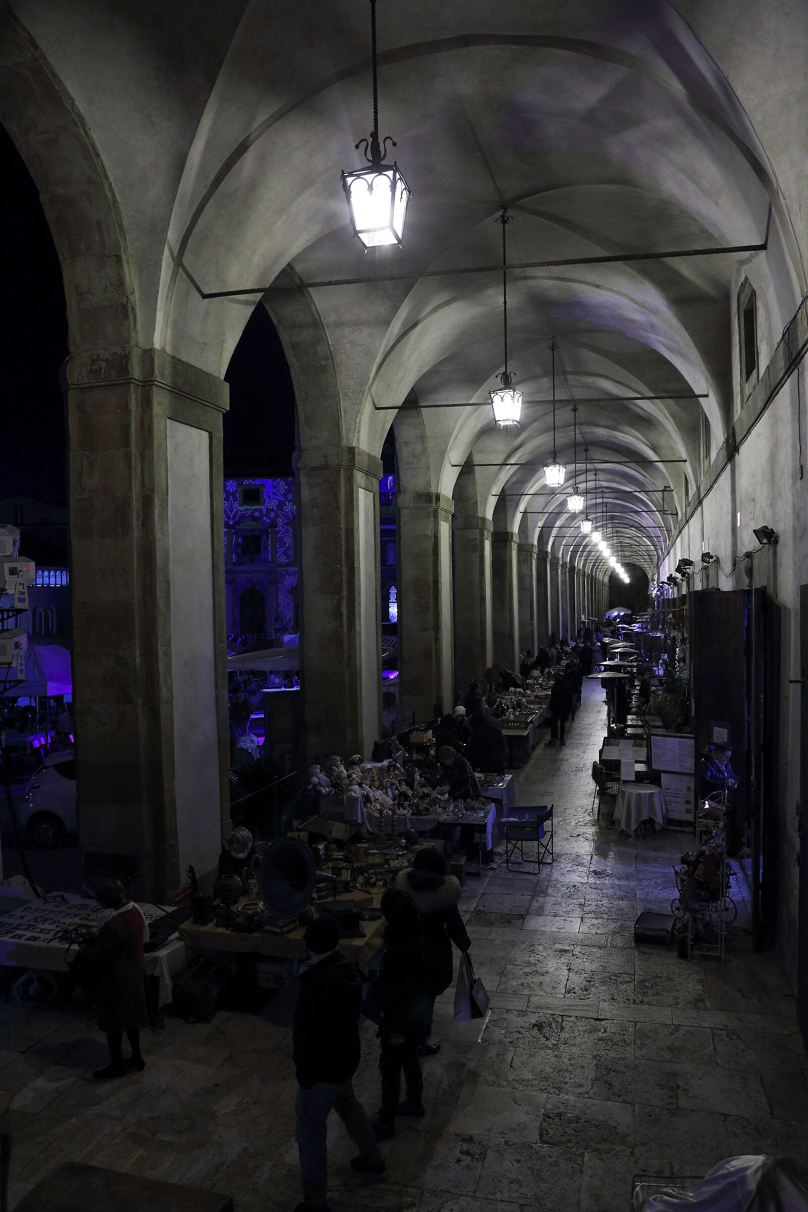 Alla fiera antiquaria sotto le Logge del Vasari