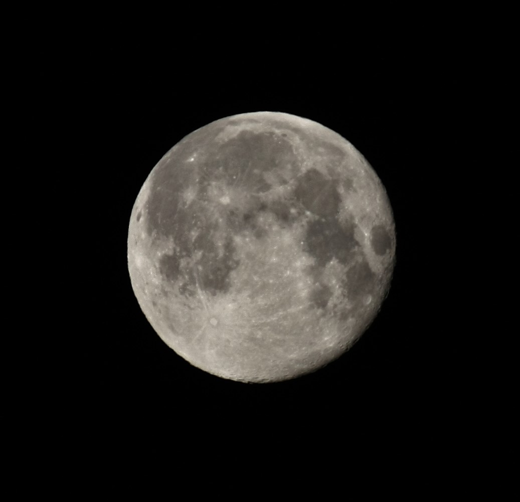 Moon 09. 04. 2020