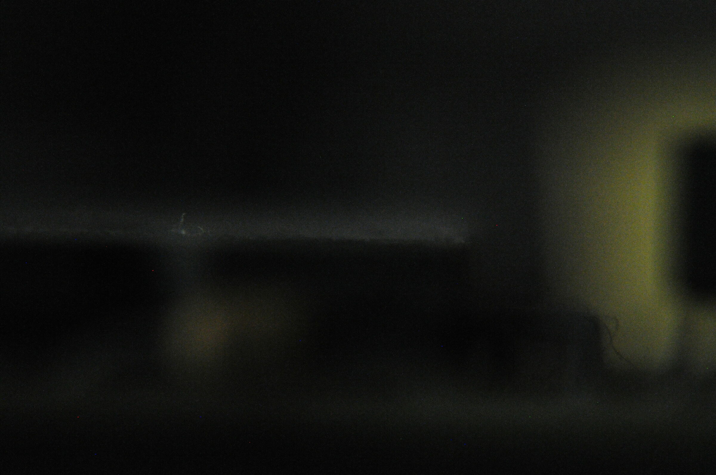 Tetto del magazzino granaglie con edera sul portico 001