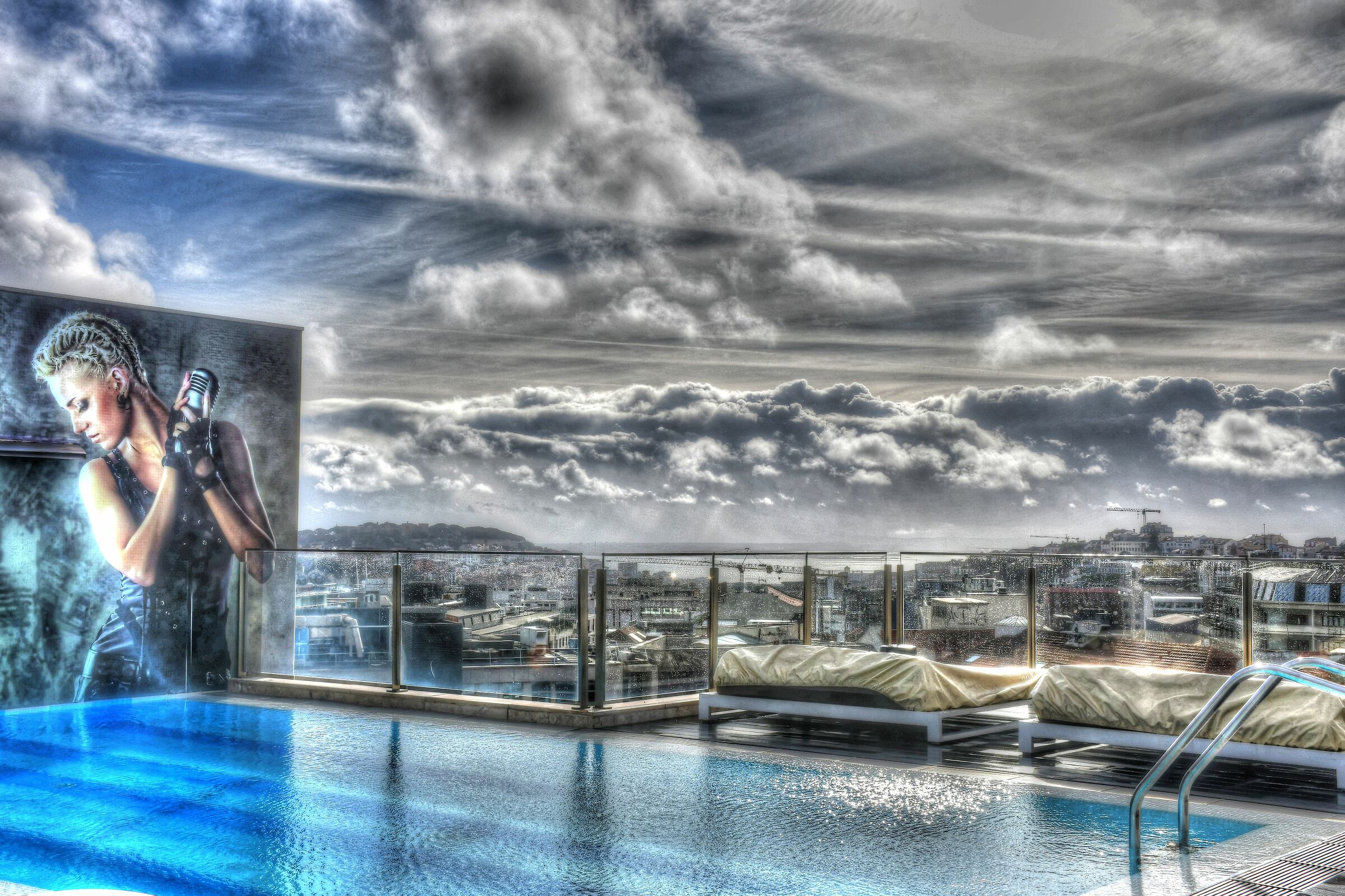 Piscina all'ultimo piano