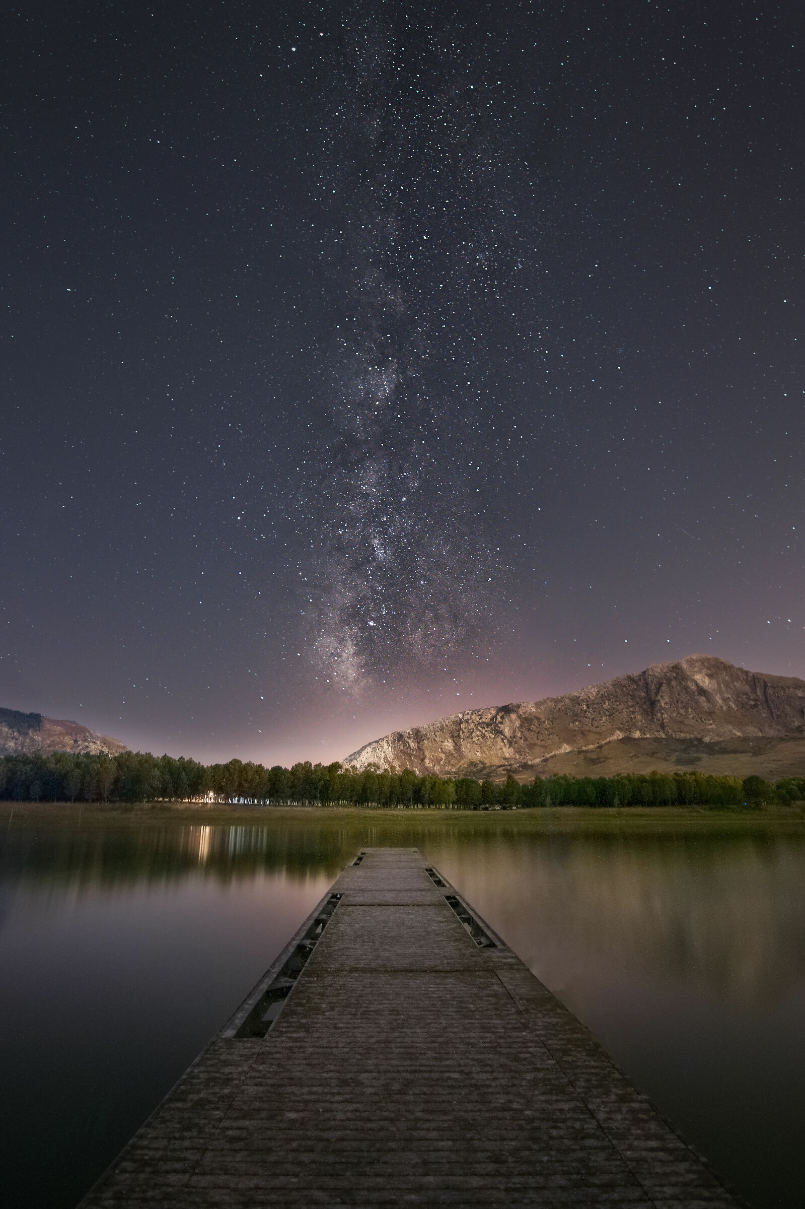 Notte sul lago di piana degli albanesi
