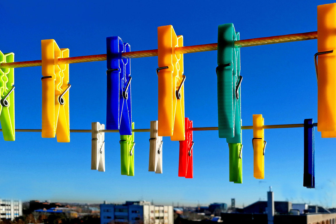 Si sta come sui fili