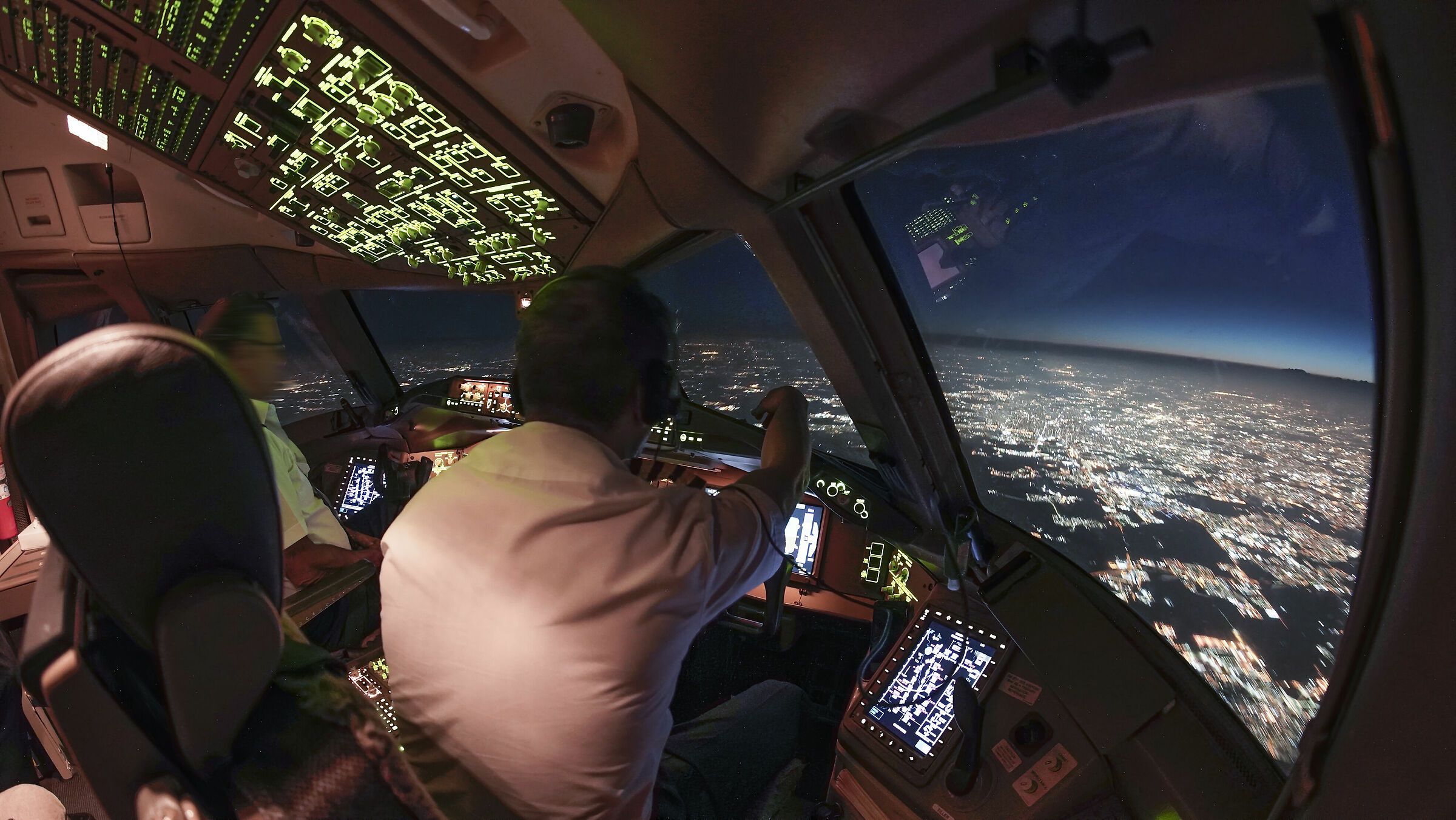 Volando sopra Milano e portando materiale medico a MXP