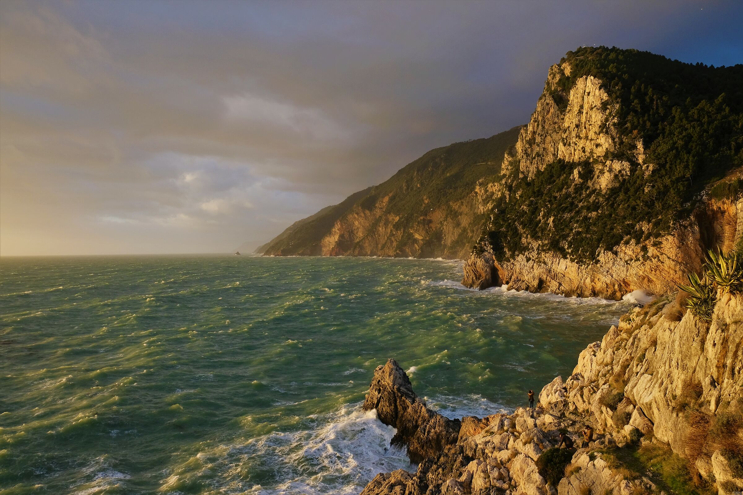Luce del tramonto sulla scogliera