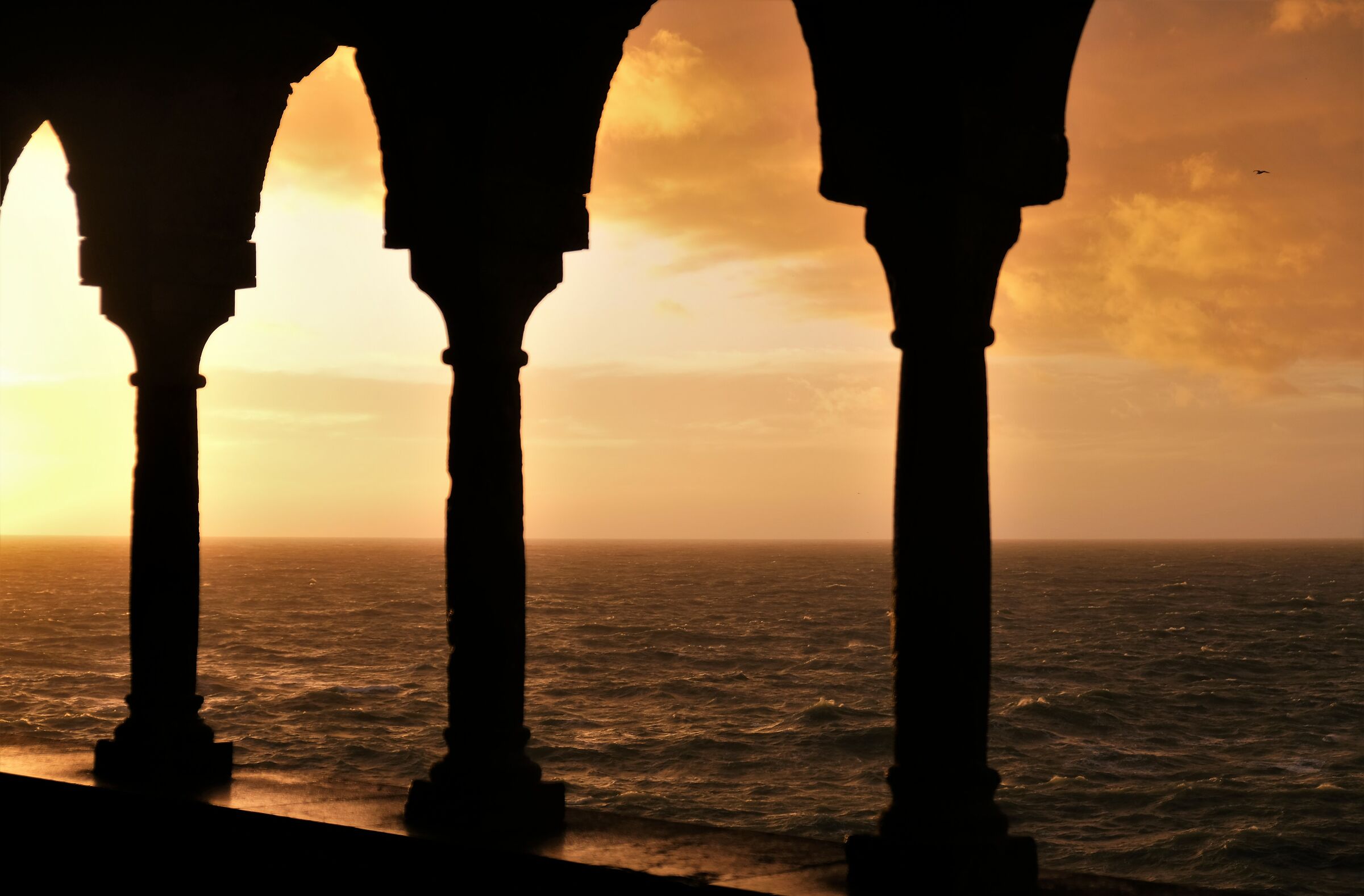 Silhouette colonnine, tramonto e orizzonte