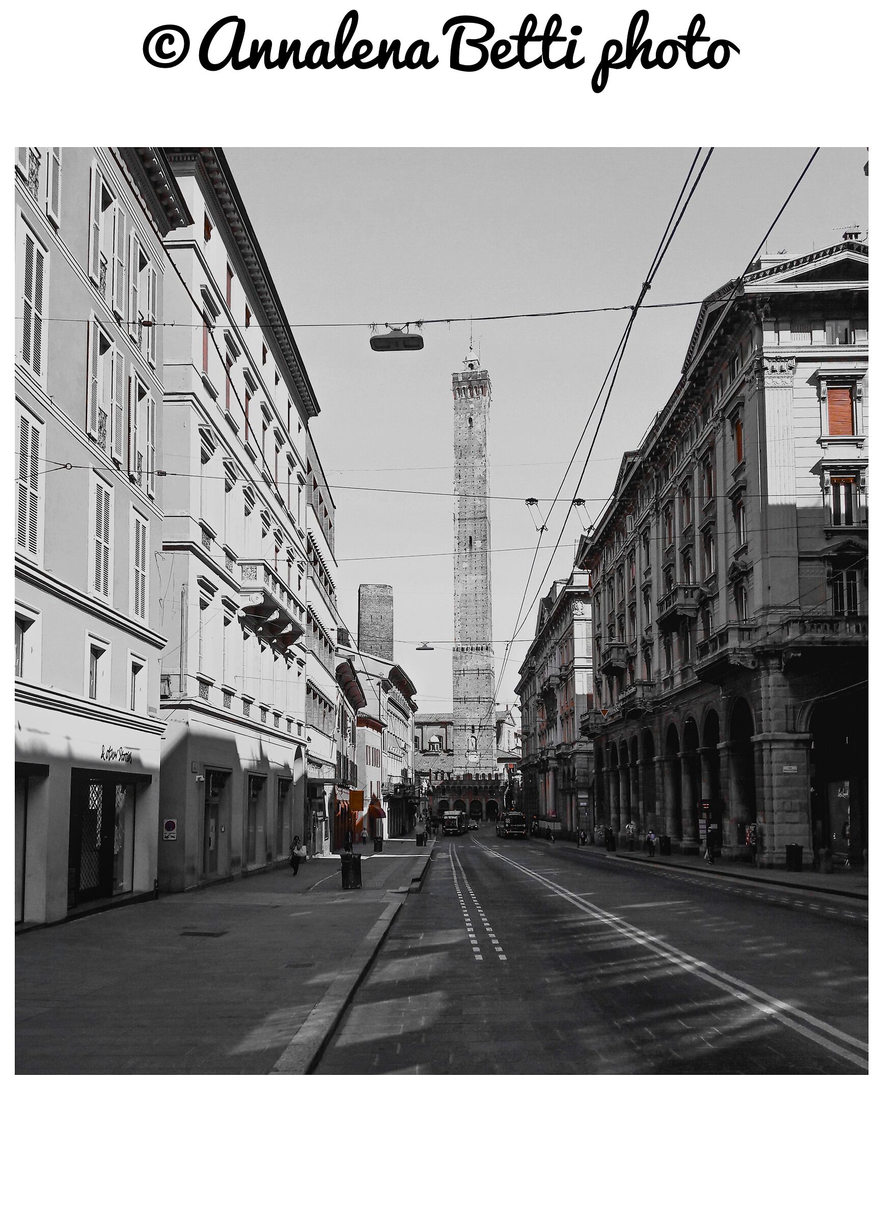 Bologna deserta in macchia di colore rosso