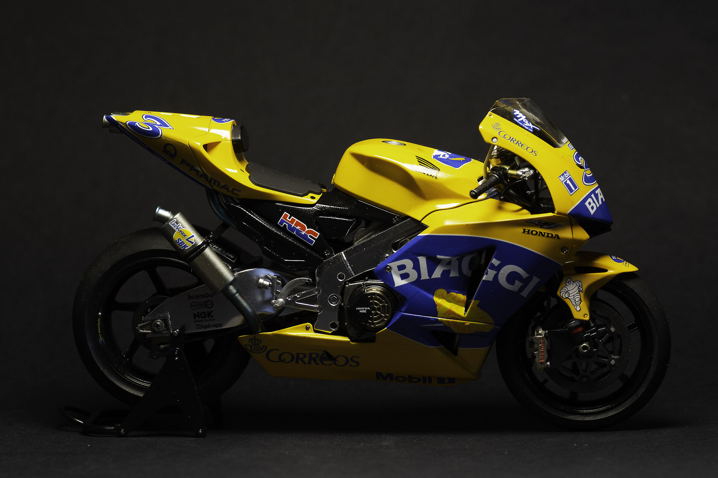 Honda rc211v 2003 Camel Pons (1/12 Tamiya kit)