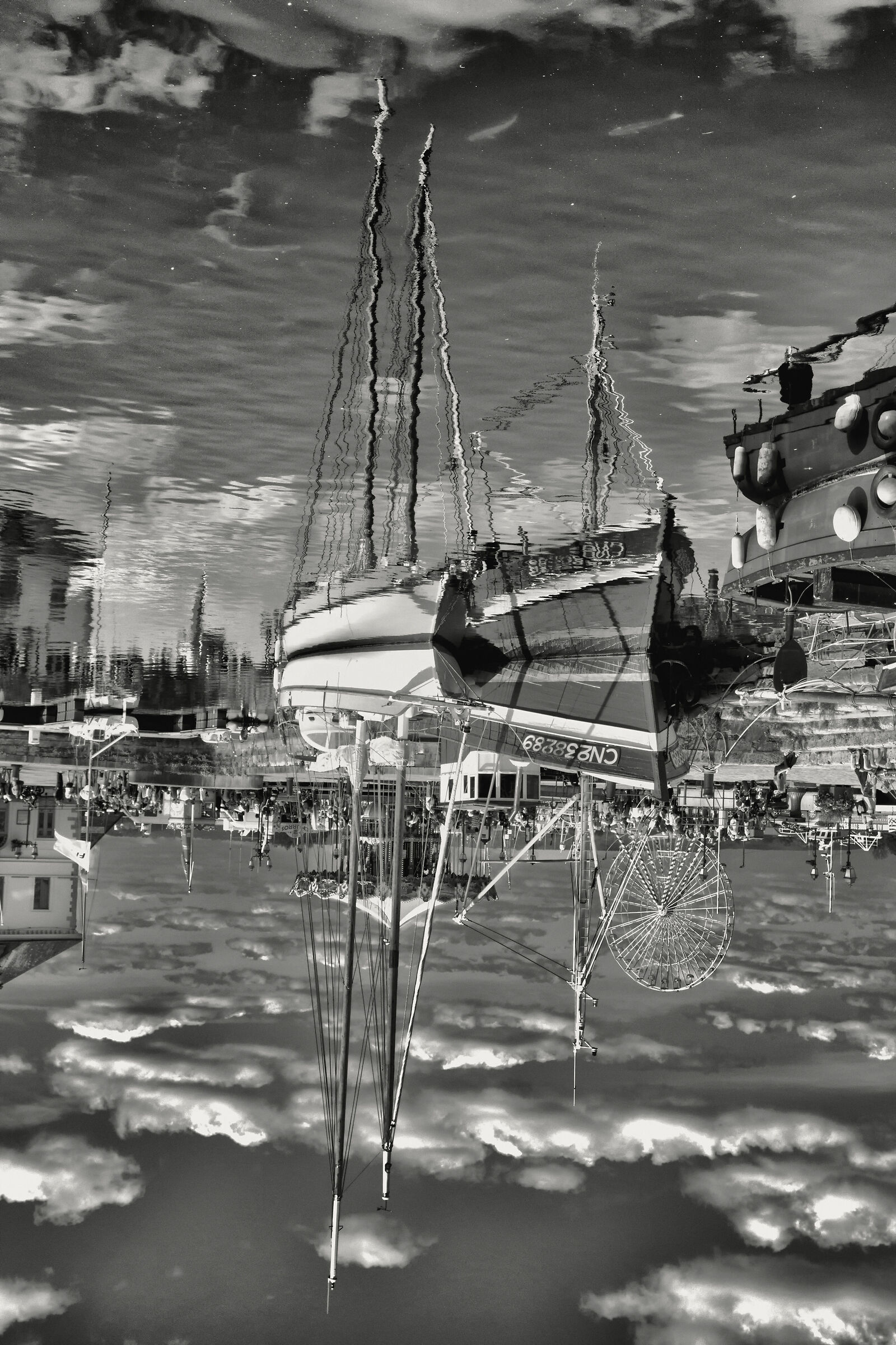 barche riflesse nel mare