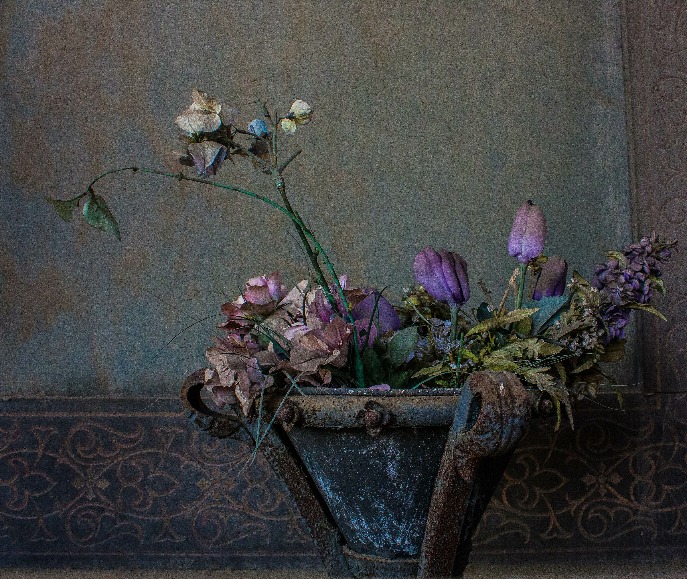 come in un vecchio quadro dimenticato