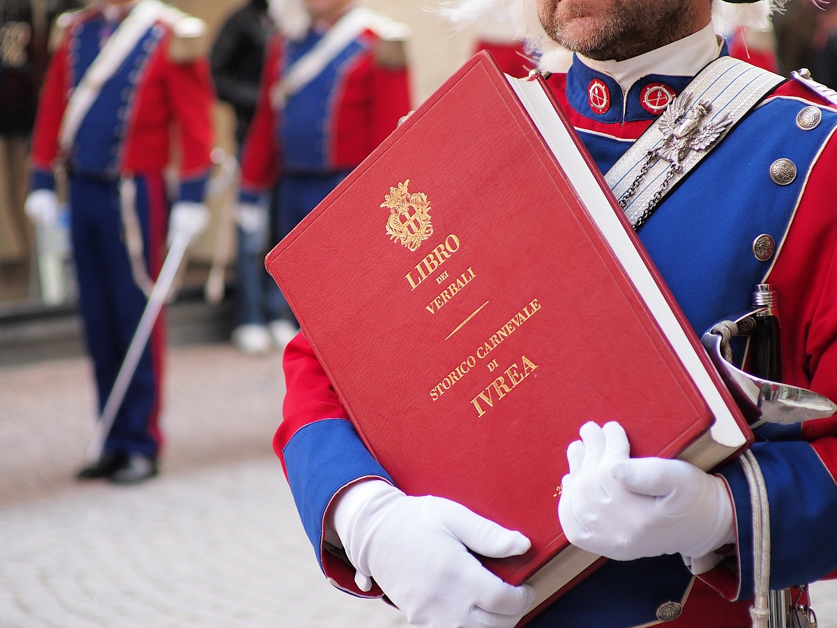 Il libro del carnevale di Ivrea e la sfilata ufficiali