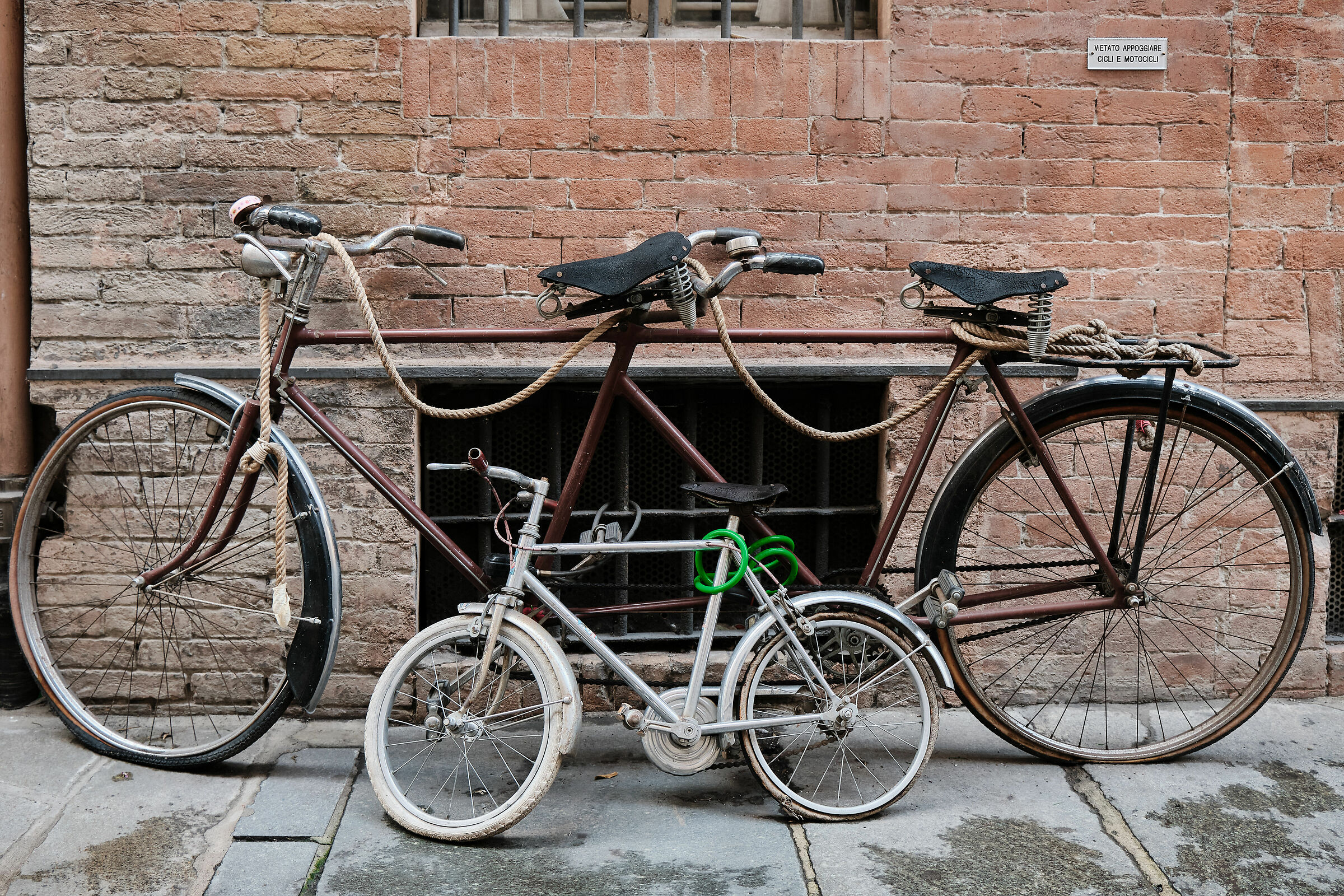 Vietato appoggiare cicli e monocicli