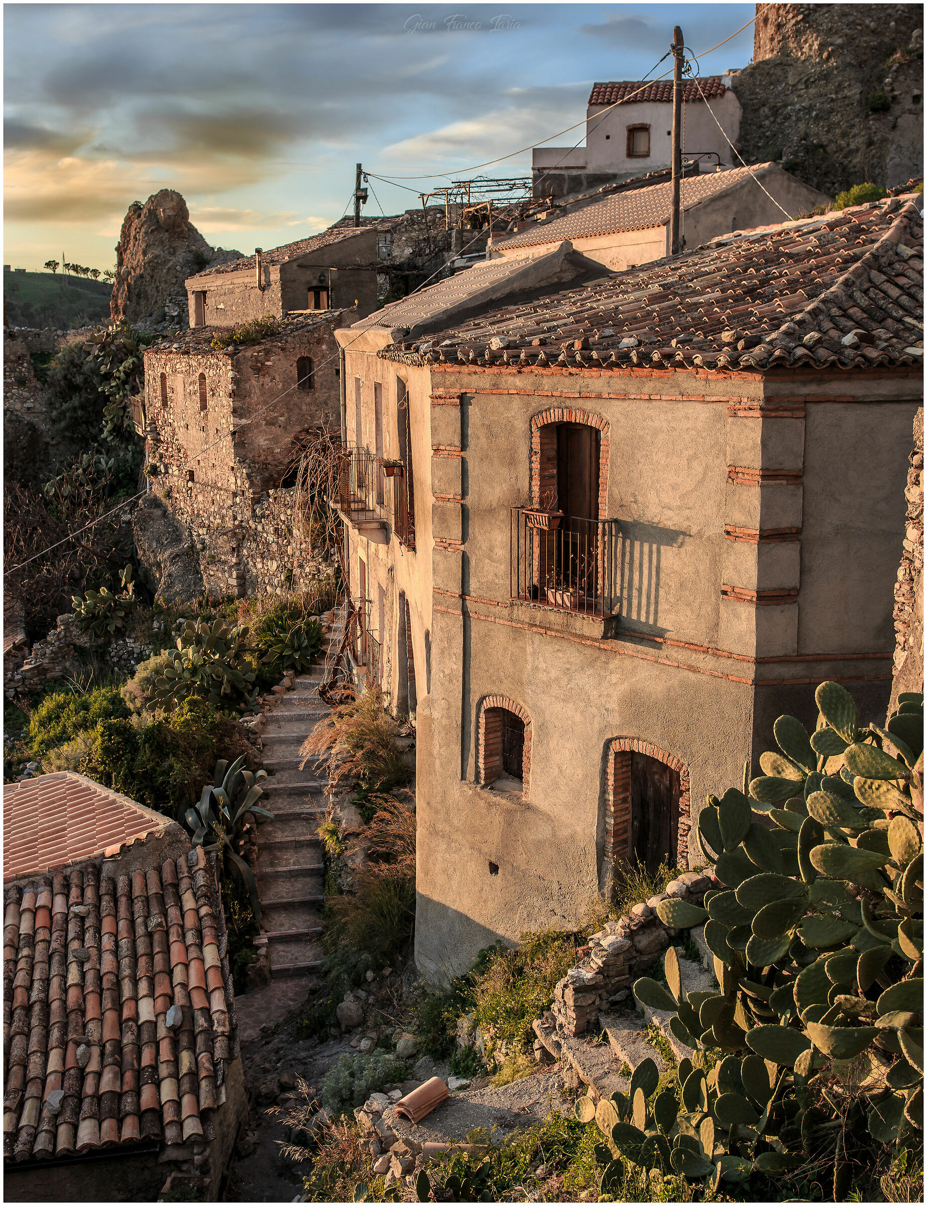 Ultime luci a Pentedattilo