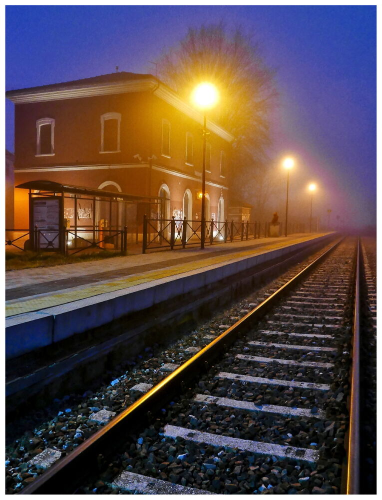 An evening of fog at the Station of my country