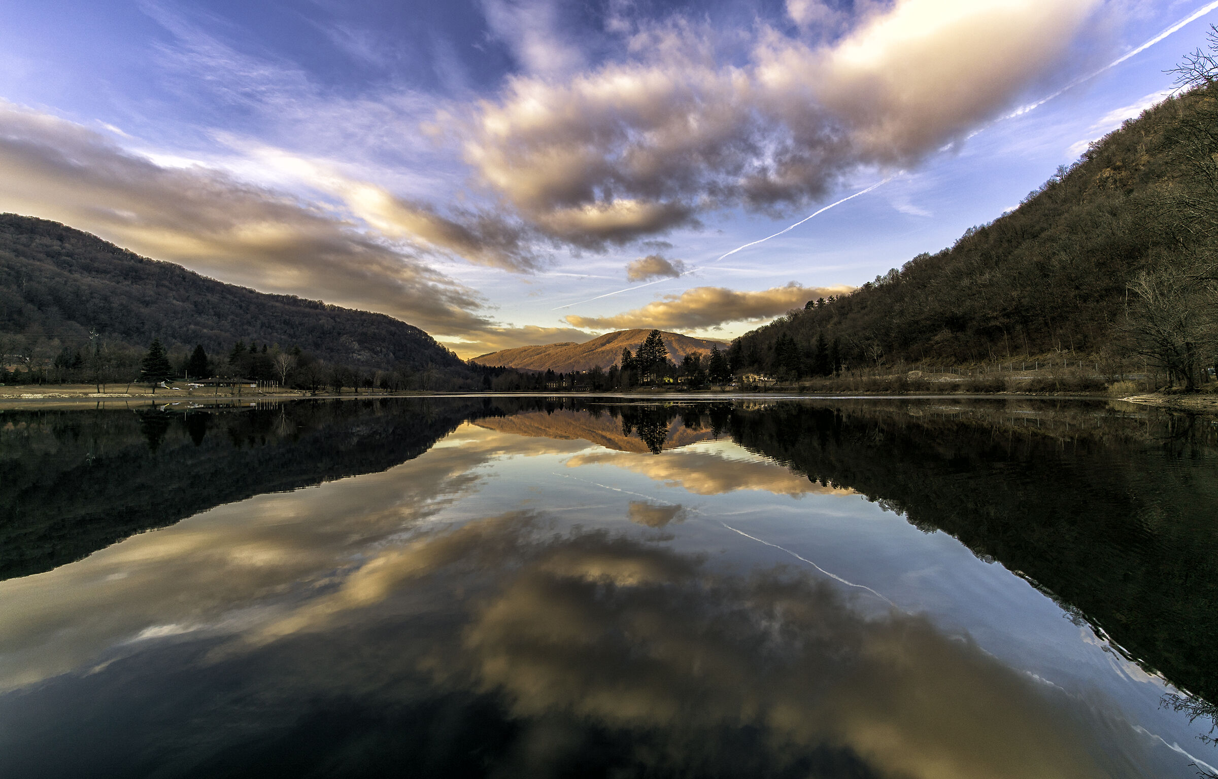 Sunset over Lake Ghirla (VA)
