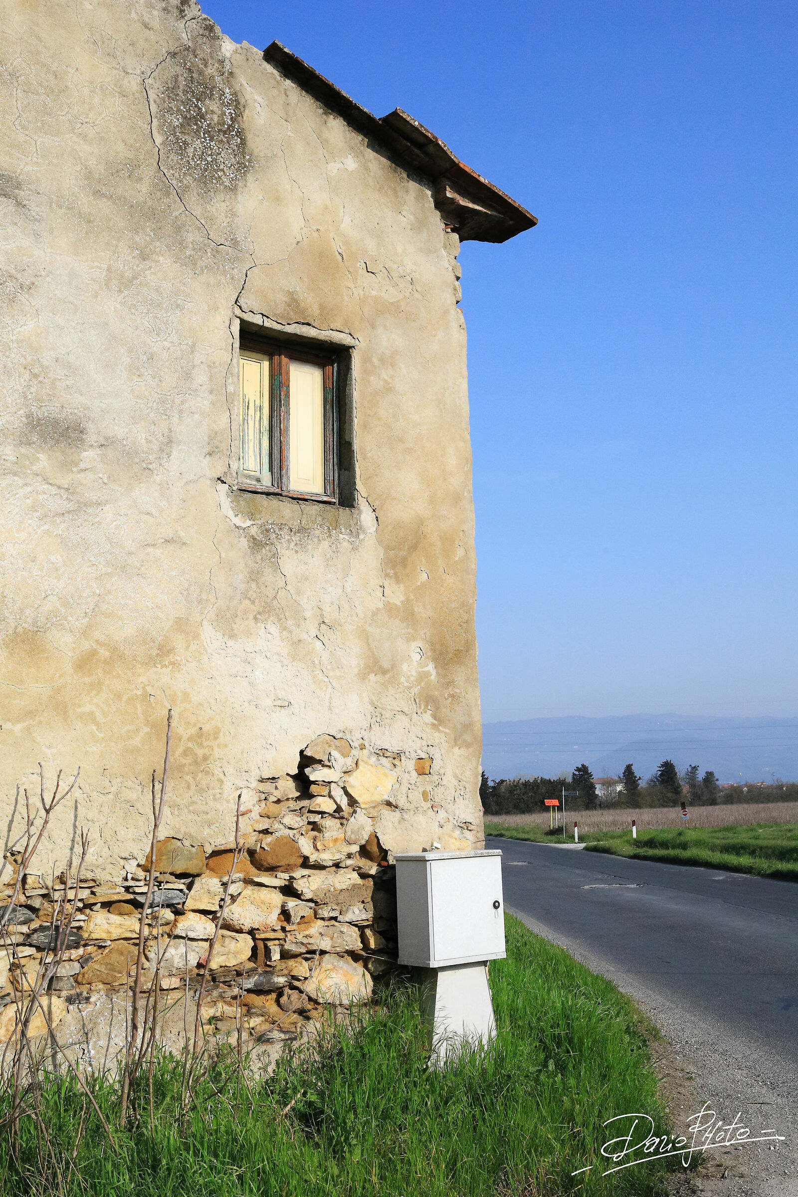 Abandoned cottage in Padule