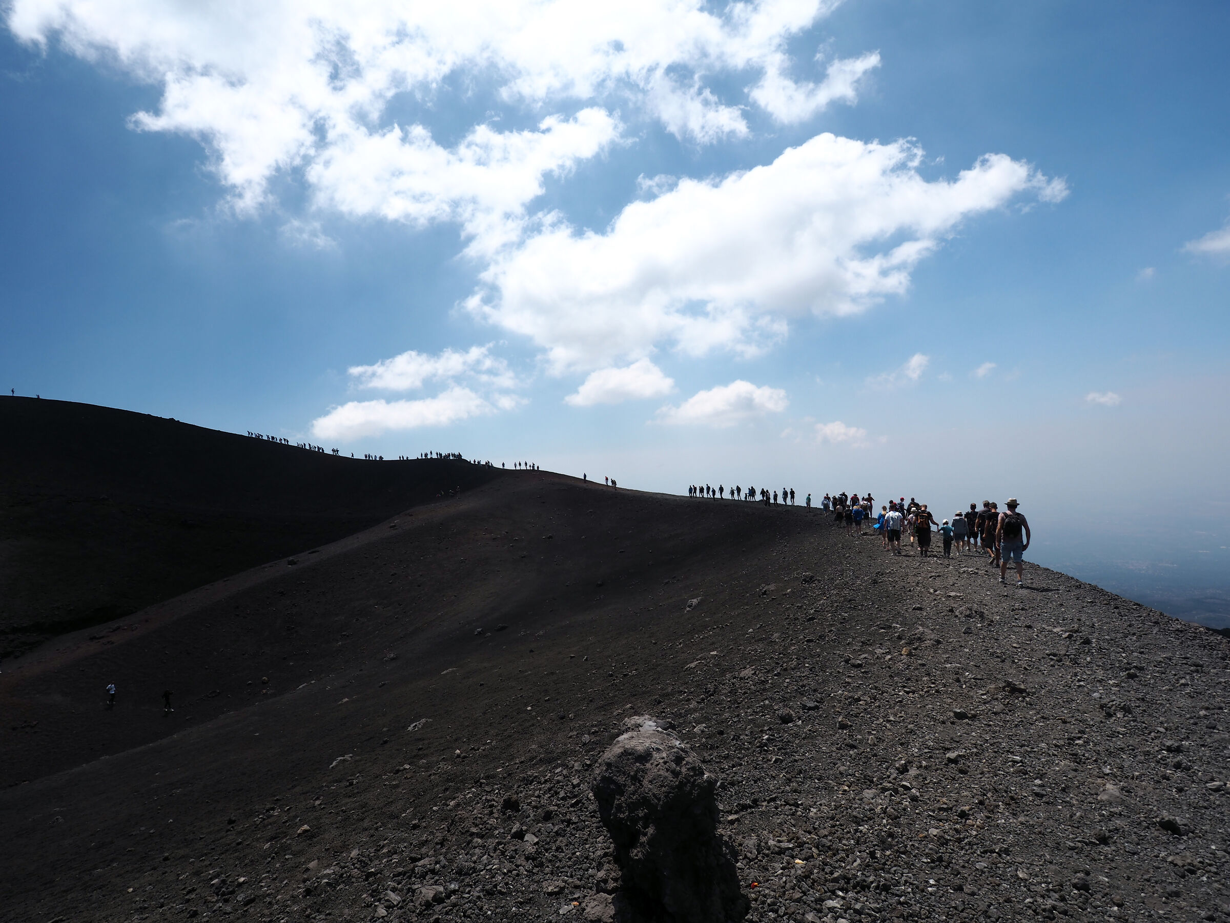 Passeggiata sul cresta del cratere