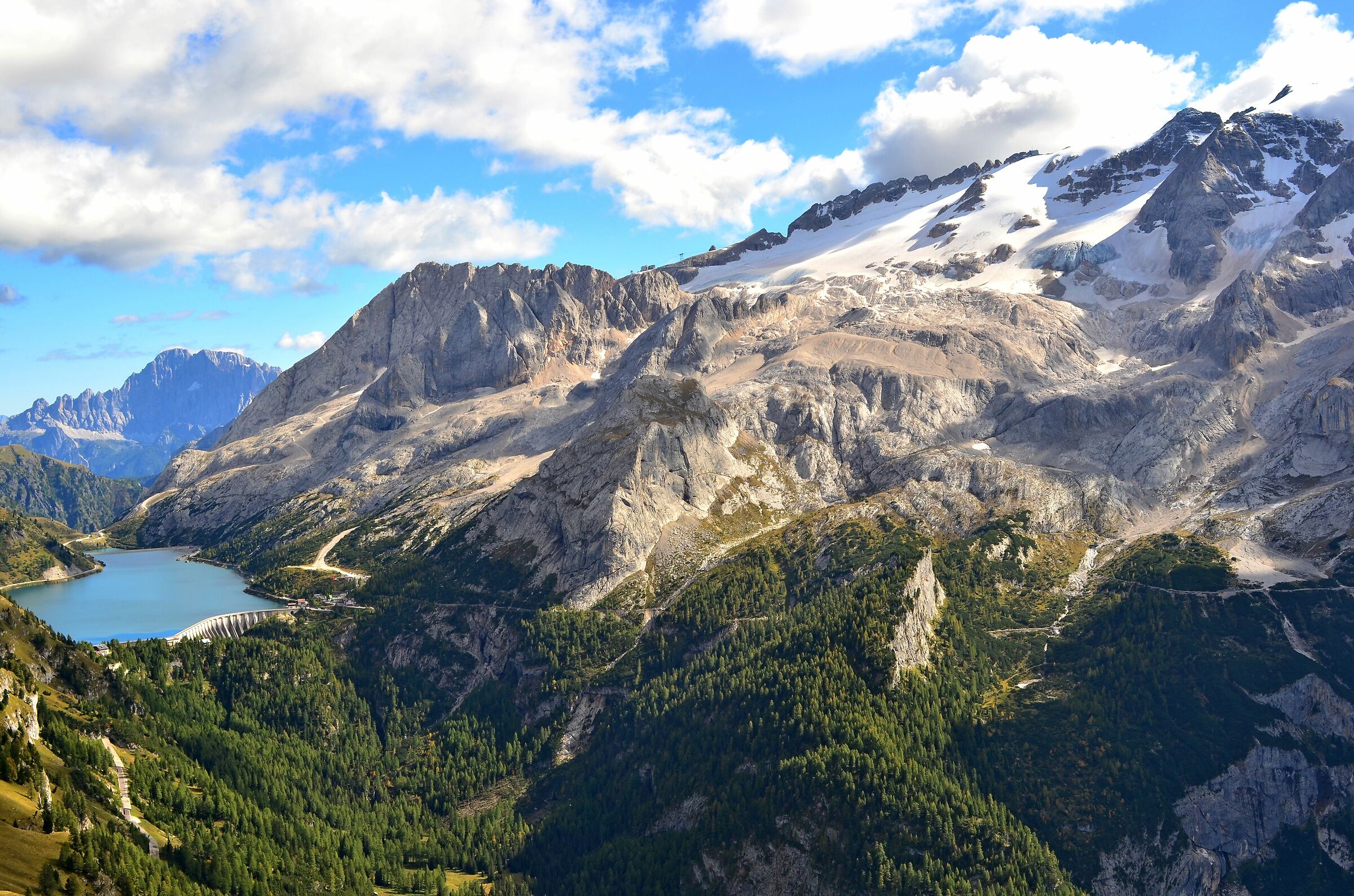 Pini, ghiaccio e lago