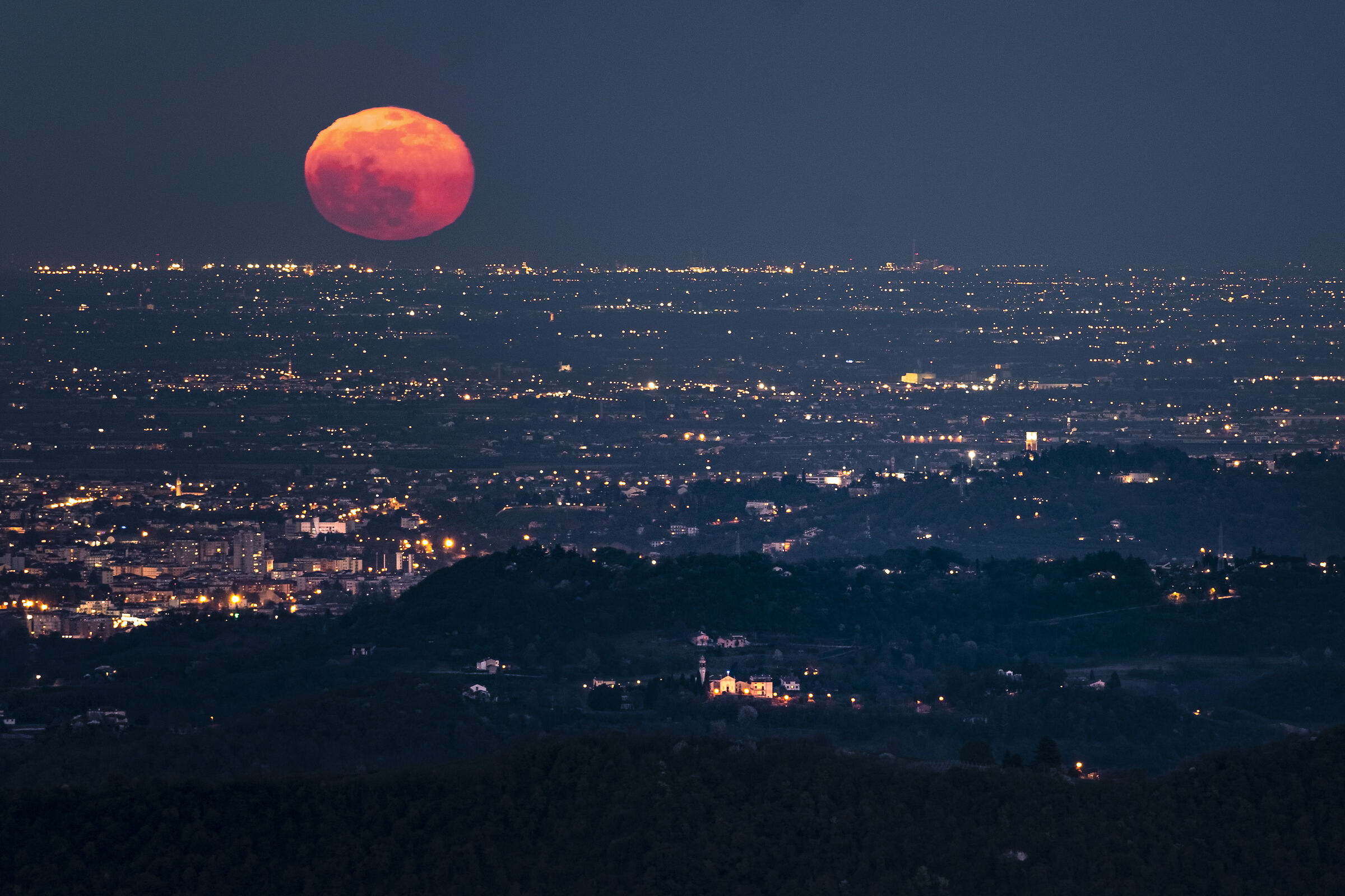 Alba lunare all'ora blu