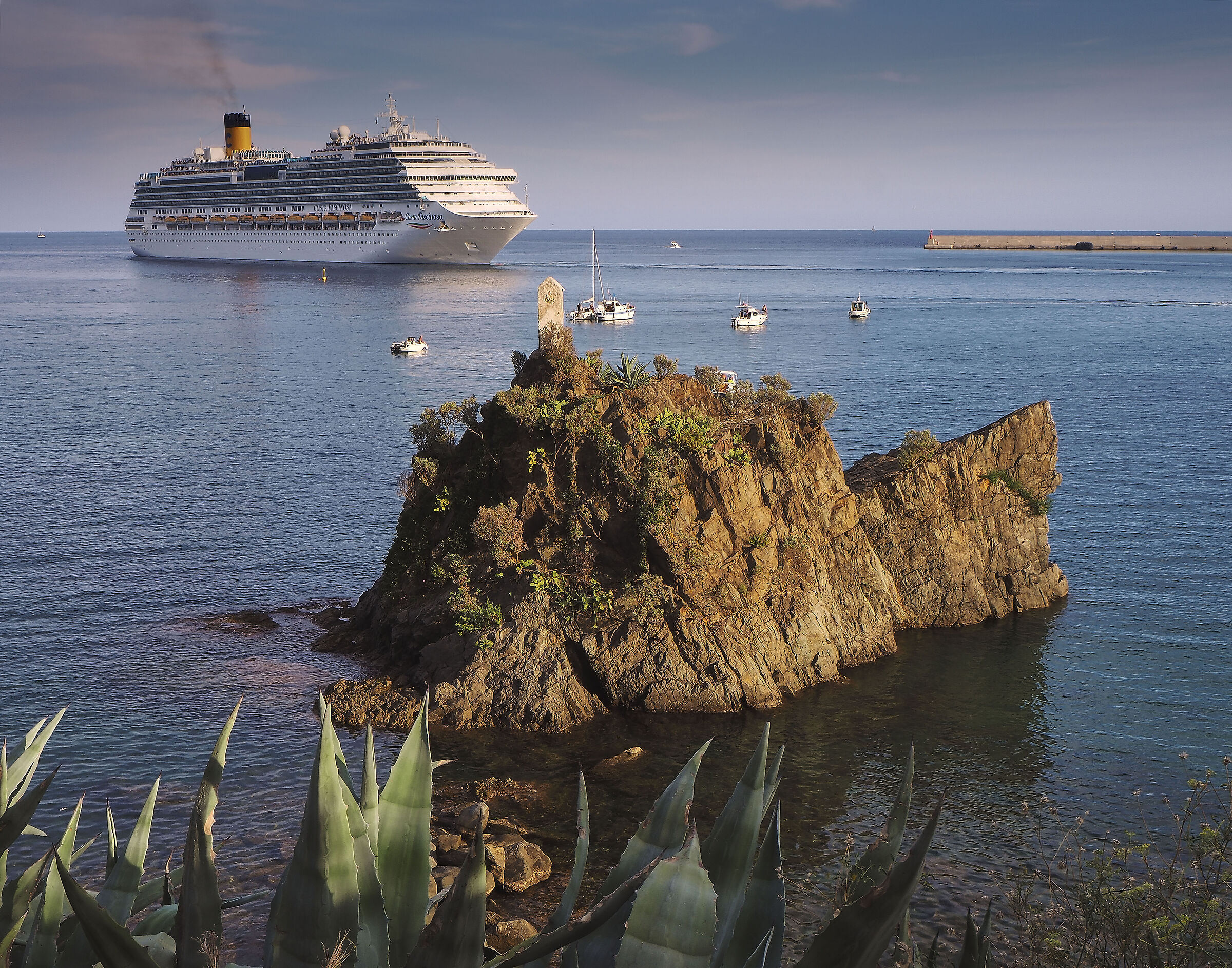 Scoglio della Madonnetta e nave Costa
