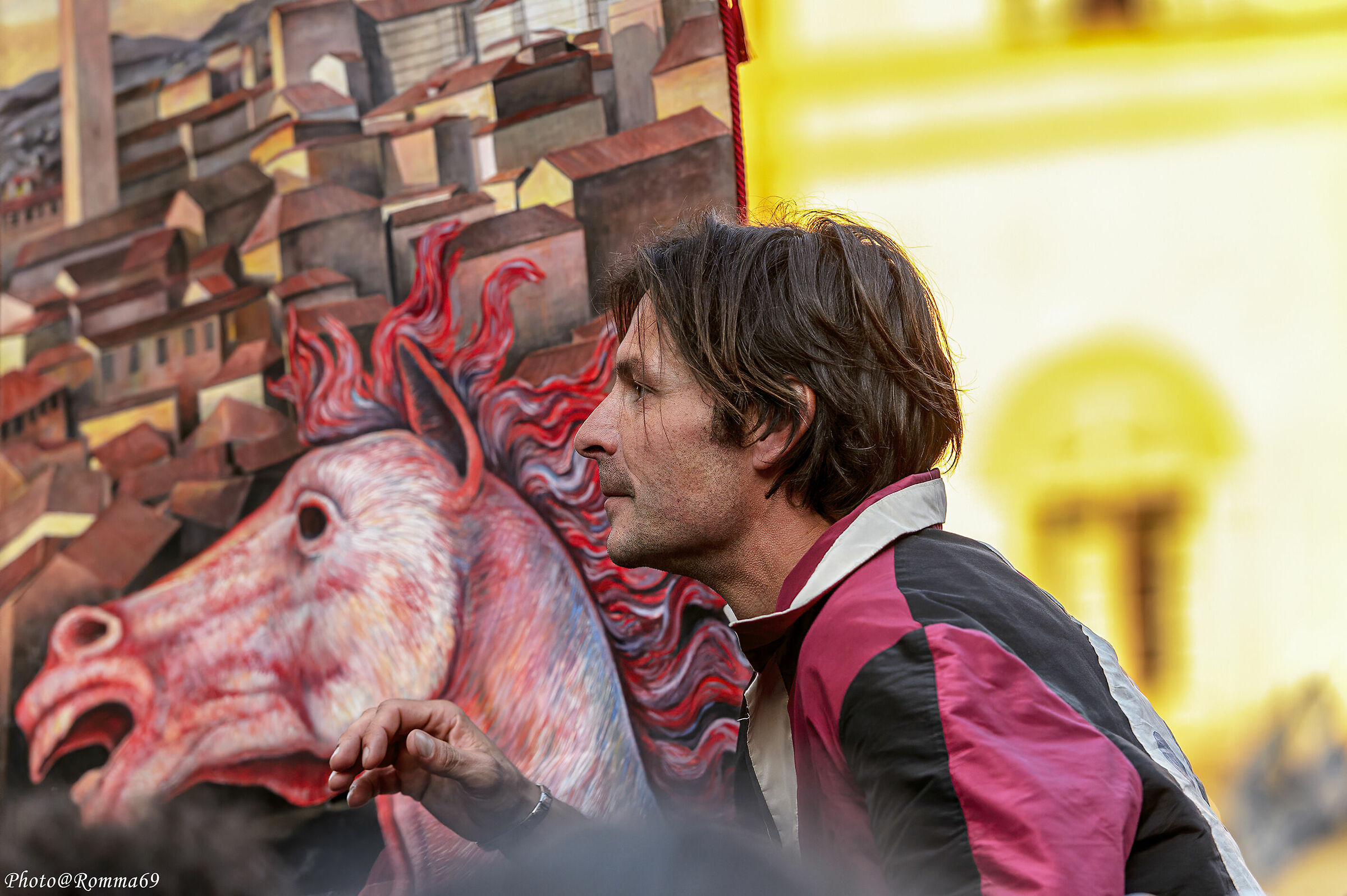 L'entrata al Duomo "cavalcando" il Drappellone